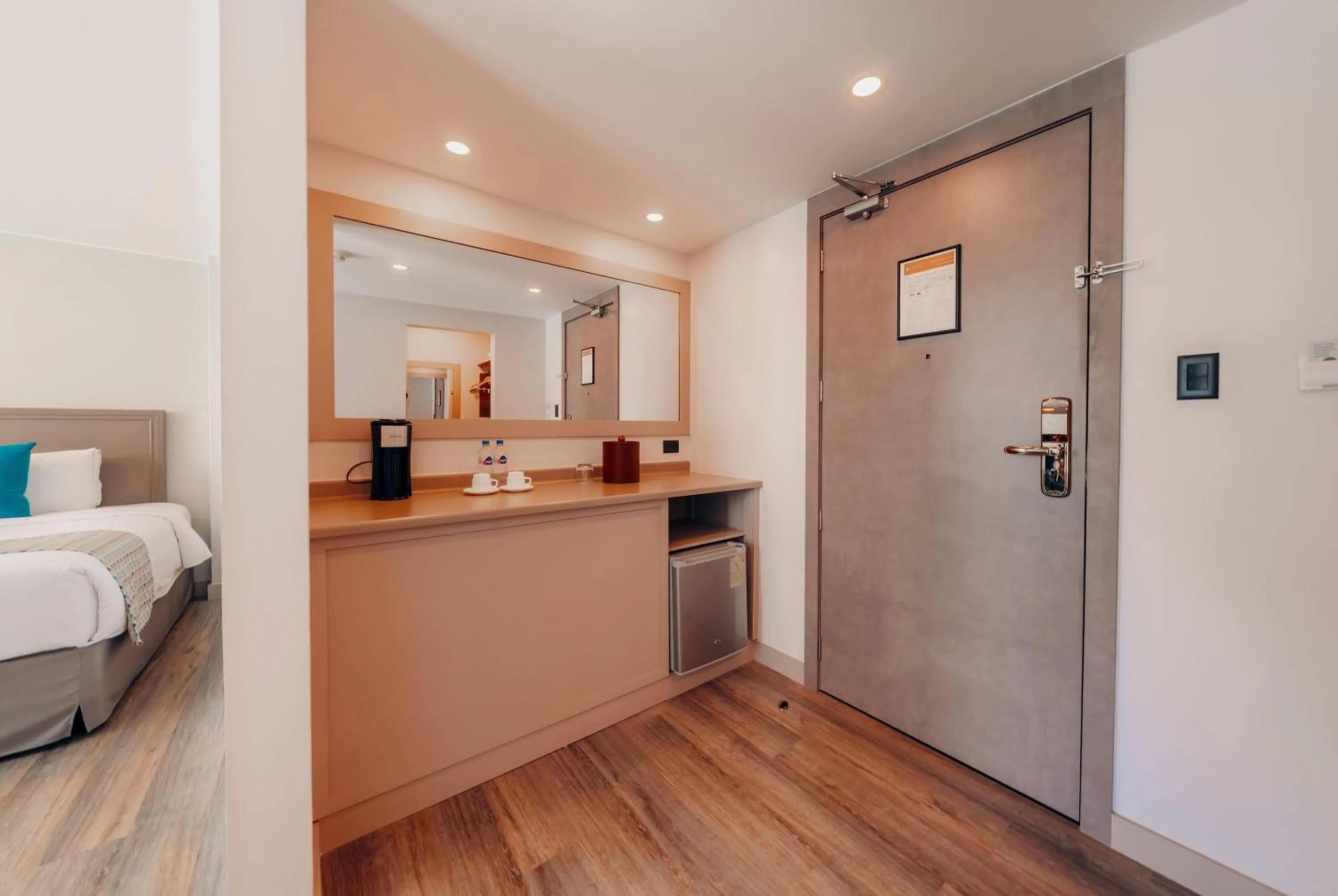 Photo of the whole room, Bed in La Quinta by Wyndham Quito