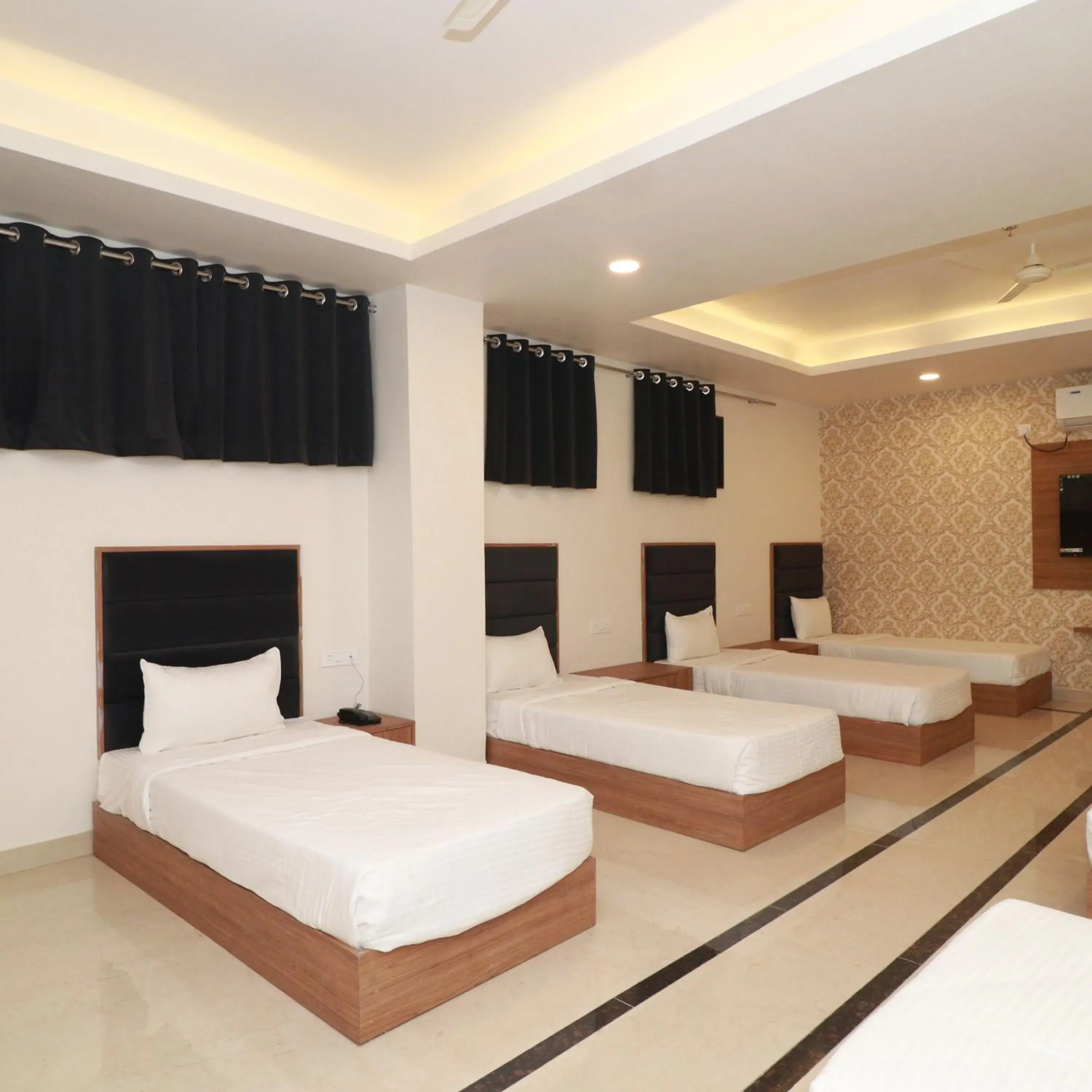 8-Bed Mixed Dormitory Room in 7 VACHAN LAWNS AND BANQUET 8-Bed Mixed Dormitory Room in 7 VACHAN LAWNS AND BANQUET