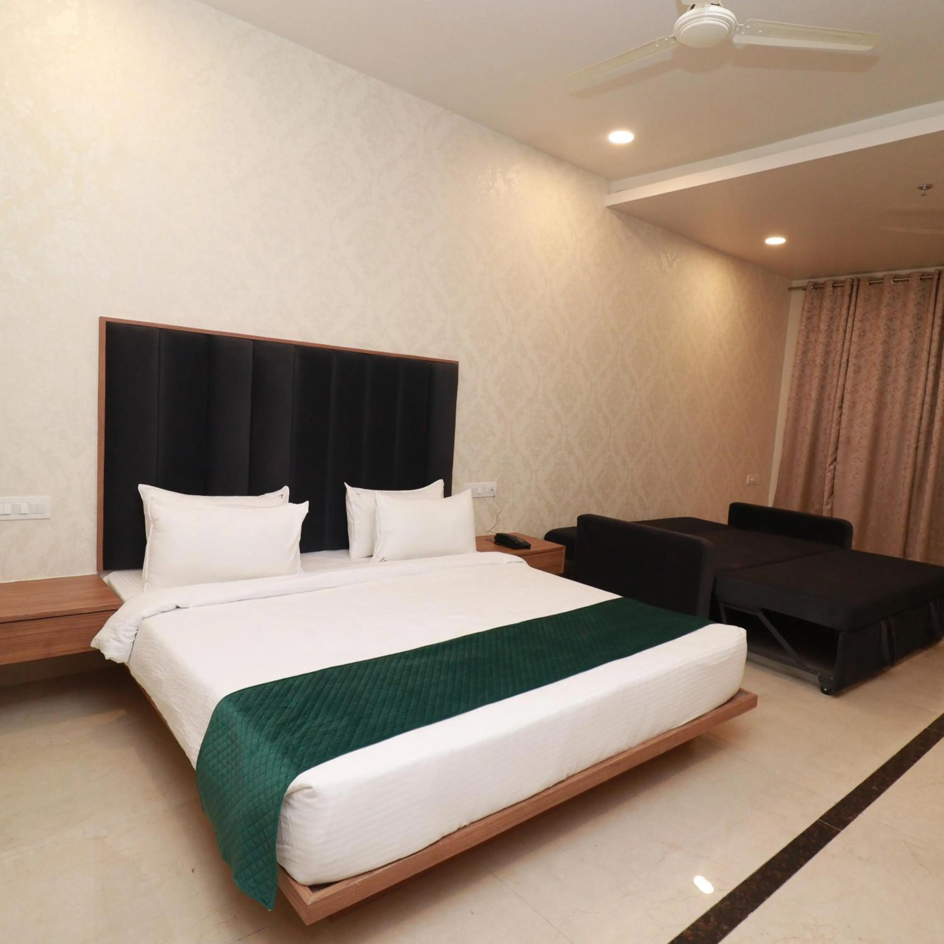 Bedroom, Bed in 7 VACHAN LAWNS AND BANQUET