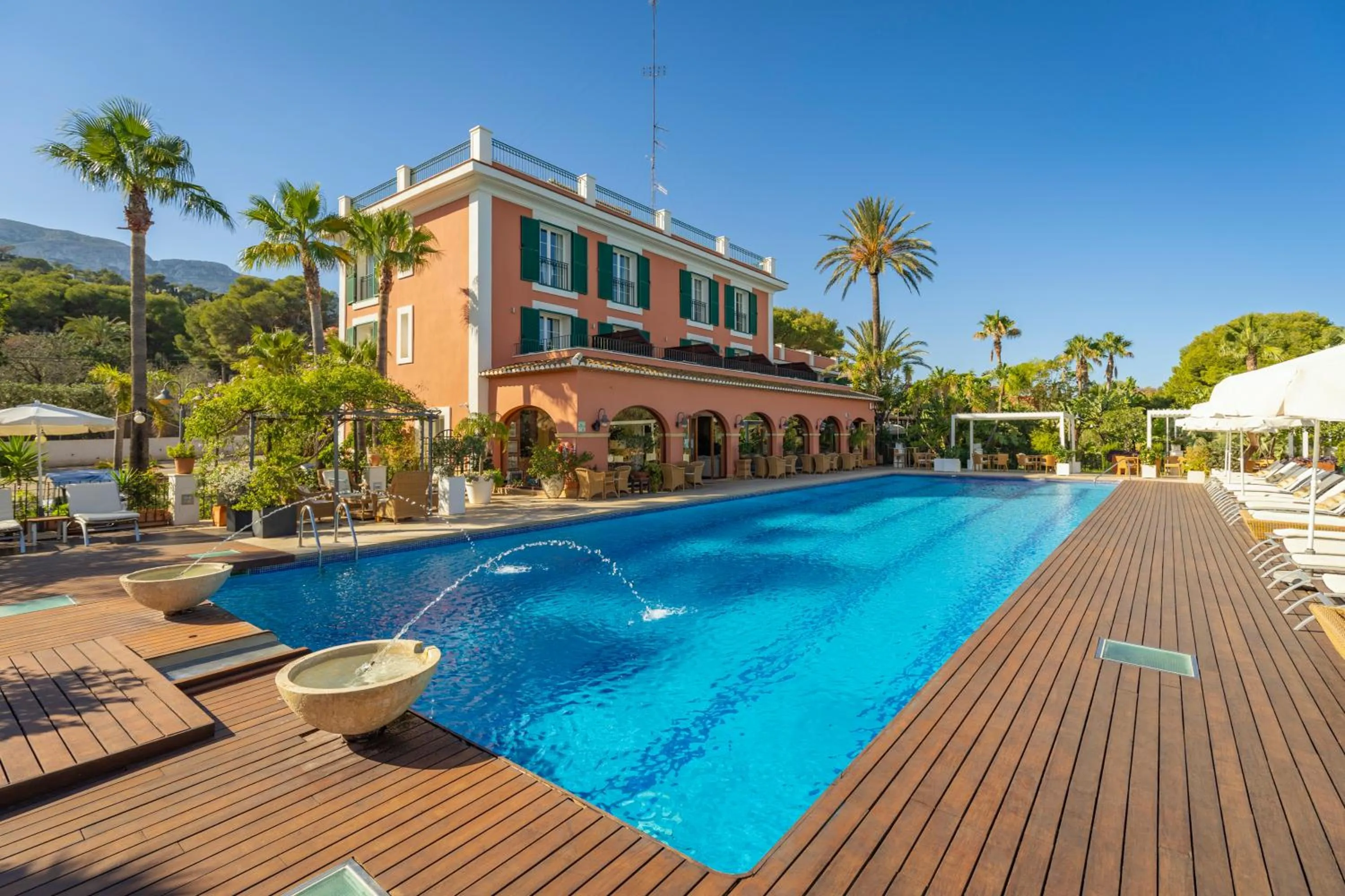 Property building in Hotel MR Les Rotes