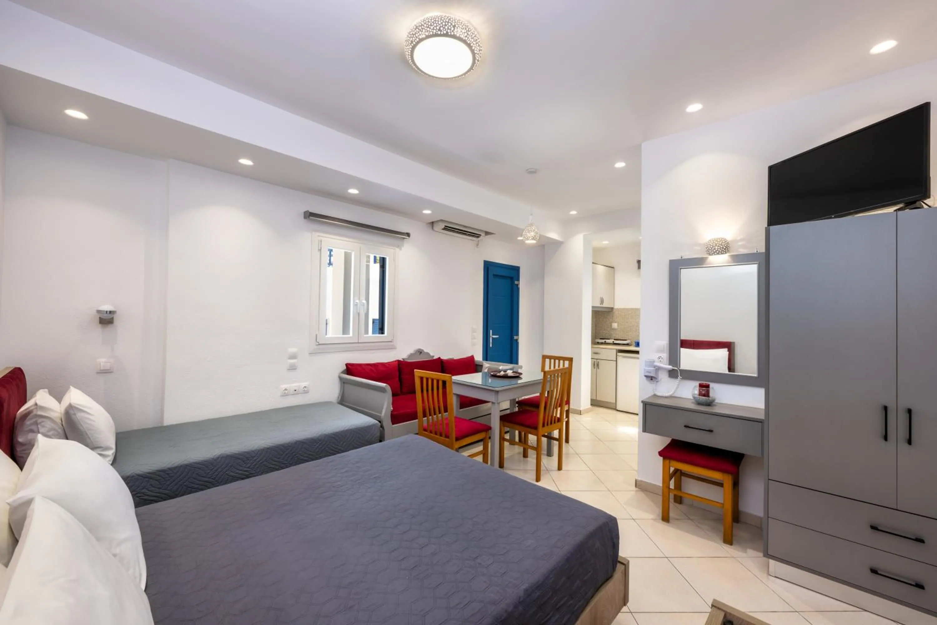 Photo of the whole room, Bed in Honeymoon Beach Studios