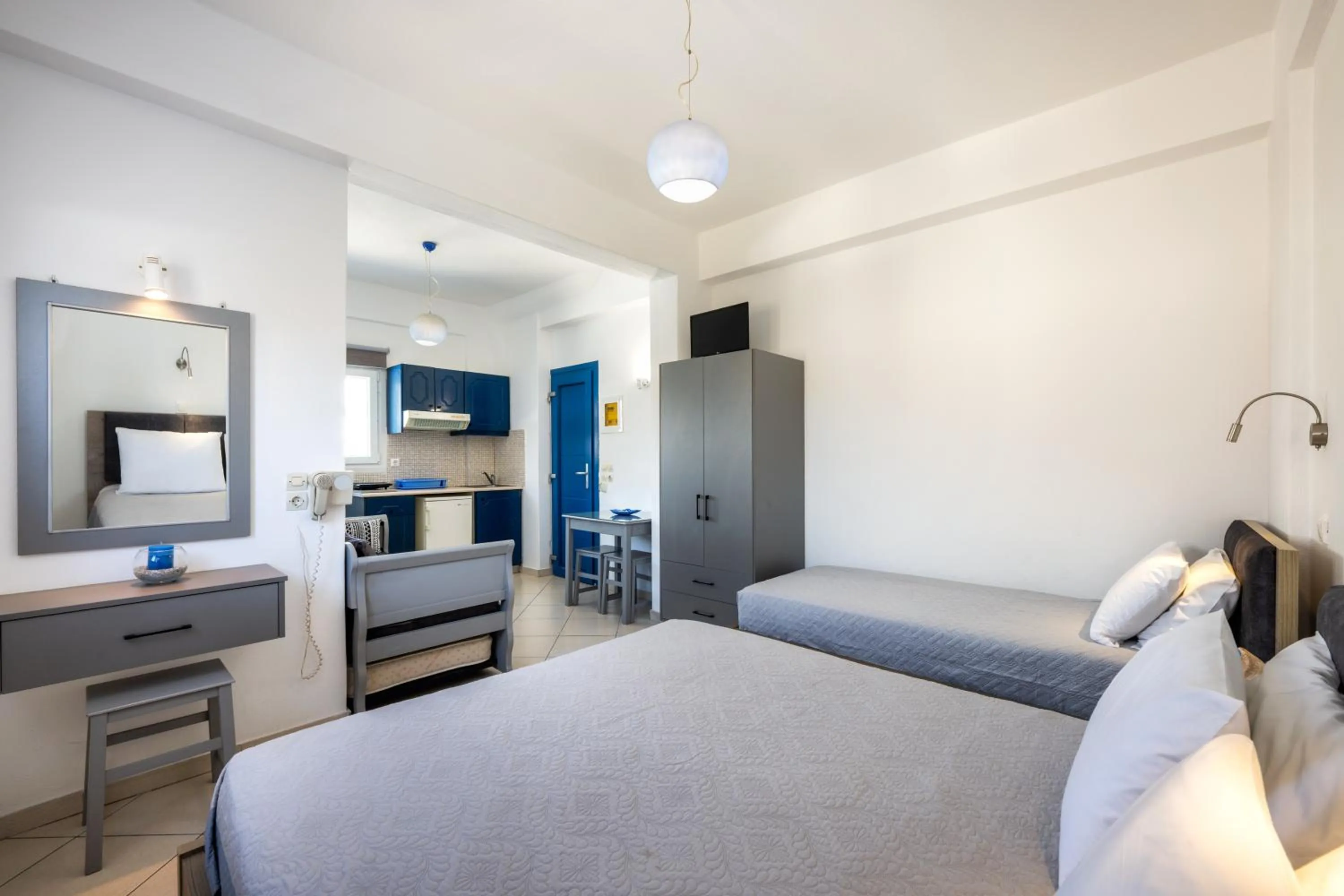 Photo of the whole room, Bed in Honeymoon Beach Studios