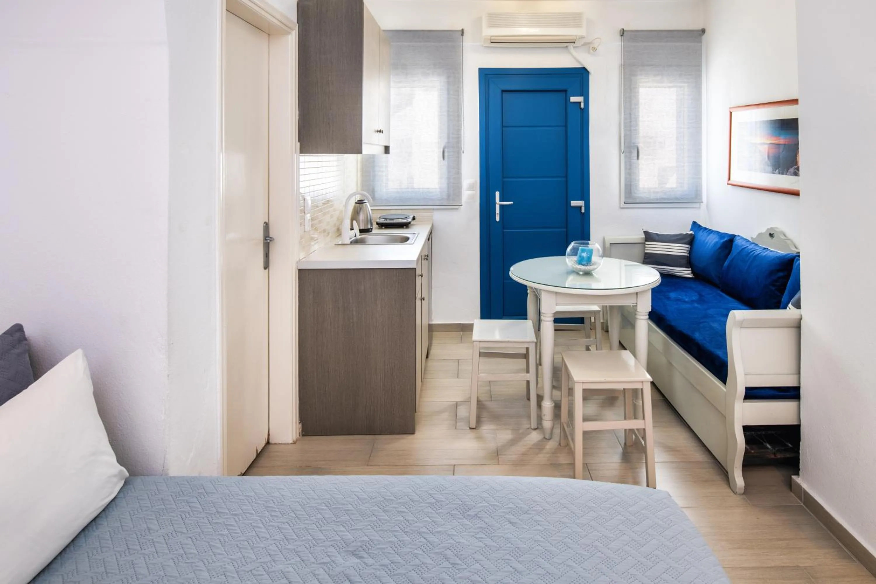 Kitchen or kitchenette, Bed in Honeymoon Beach Studios