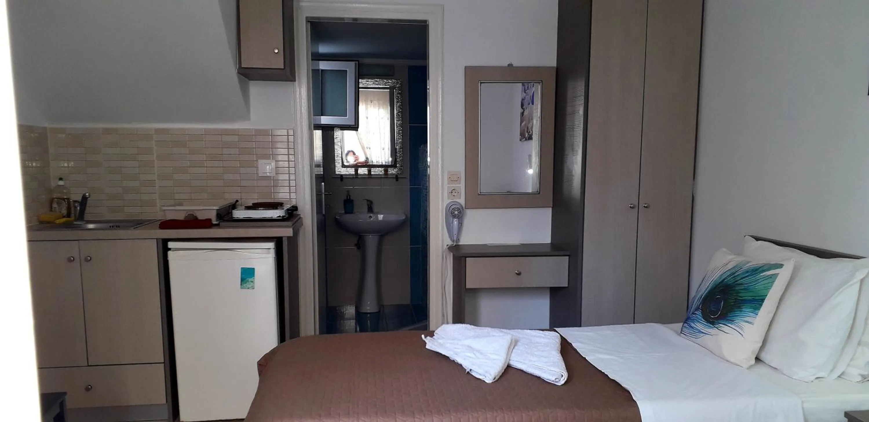 Photo of the whole room, Bed in Honeymoon Beach Studios