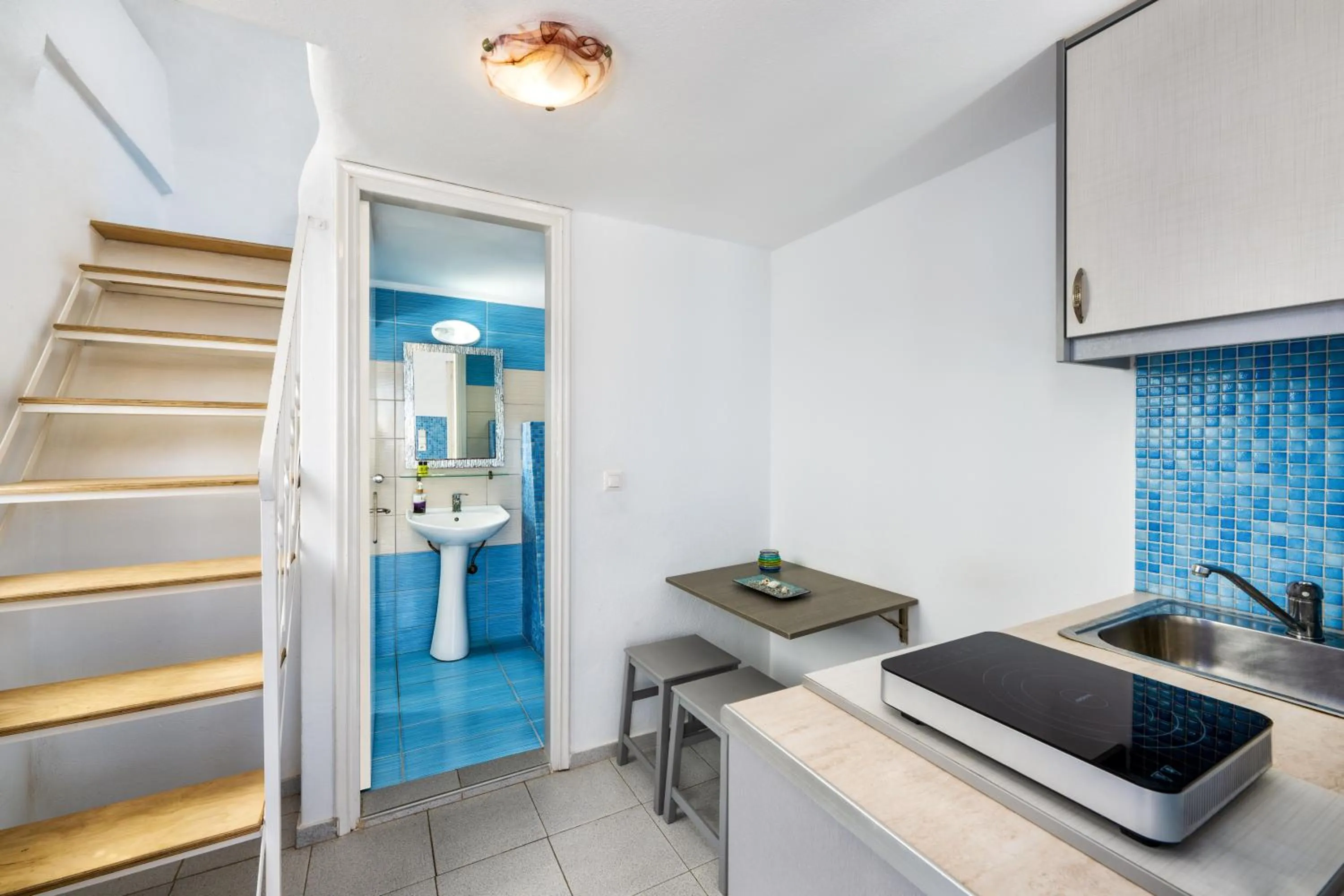 Kitchen or kitchenette in Honeymoon Beach Studios