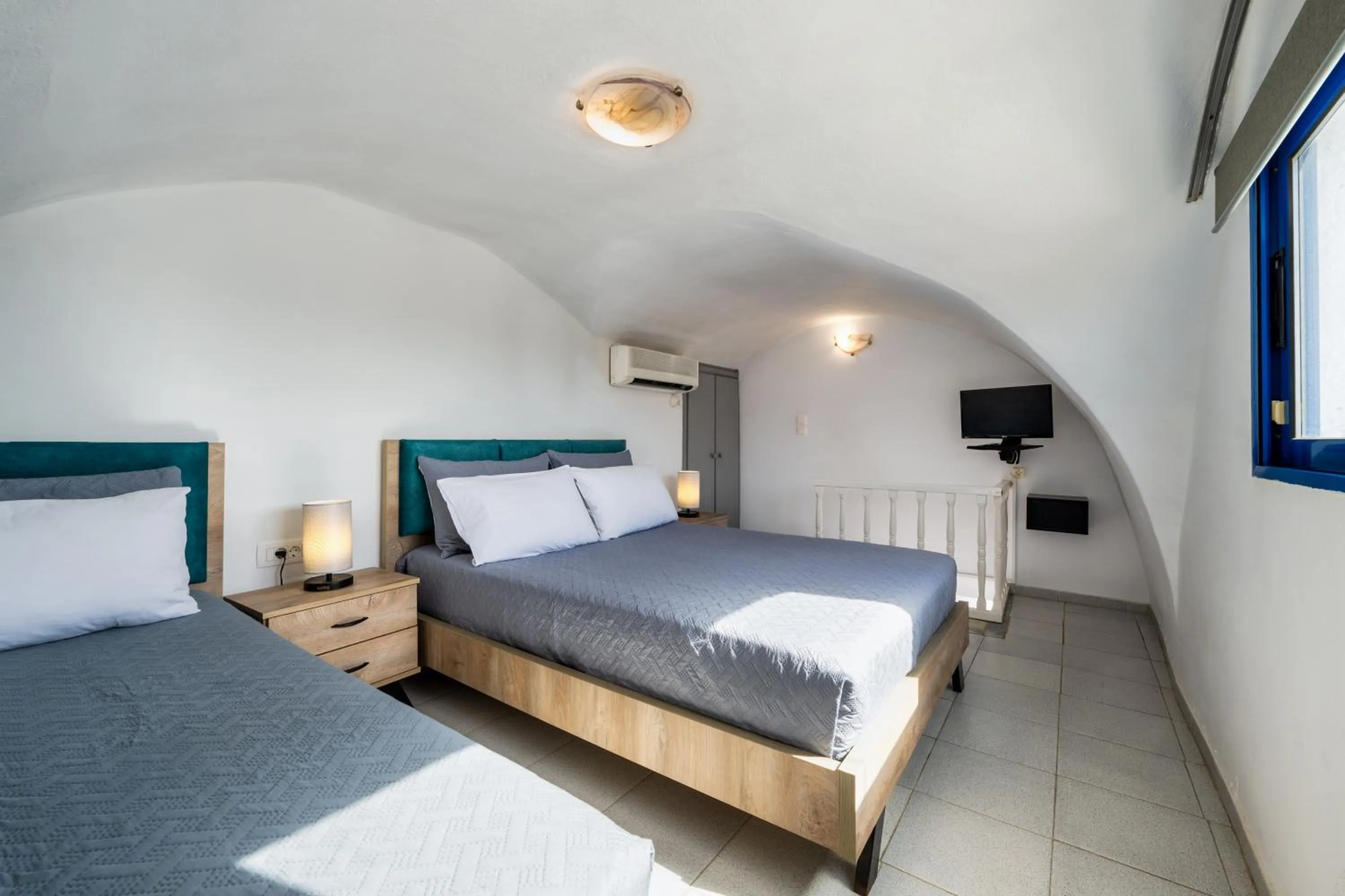 TV and multimedia, Bed in Honeymoon Beach Studios