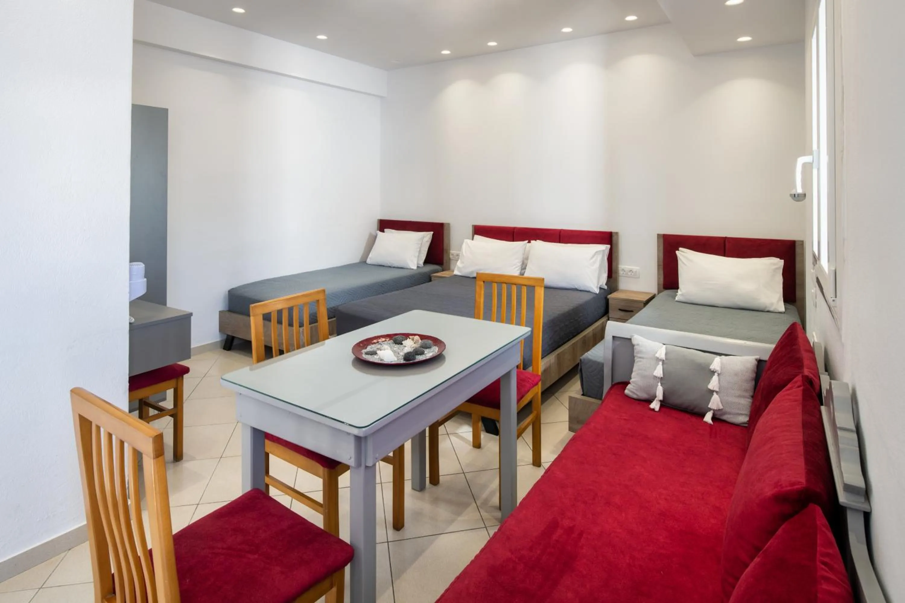 Photo of the whole room, Bed in Honeymoon Beach Studios