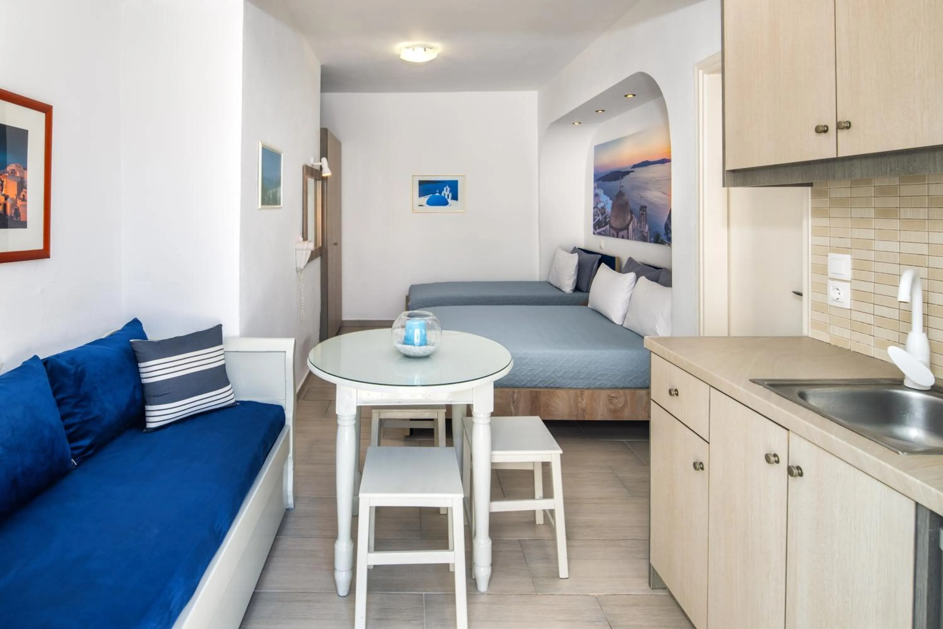 Dining area, Bed in Honeymoon Beach Studios