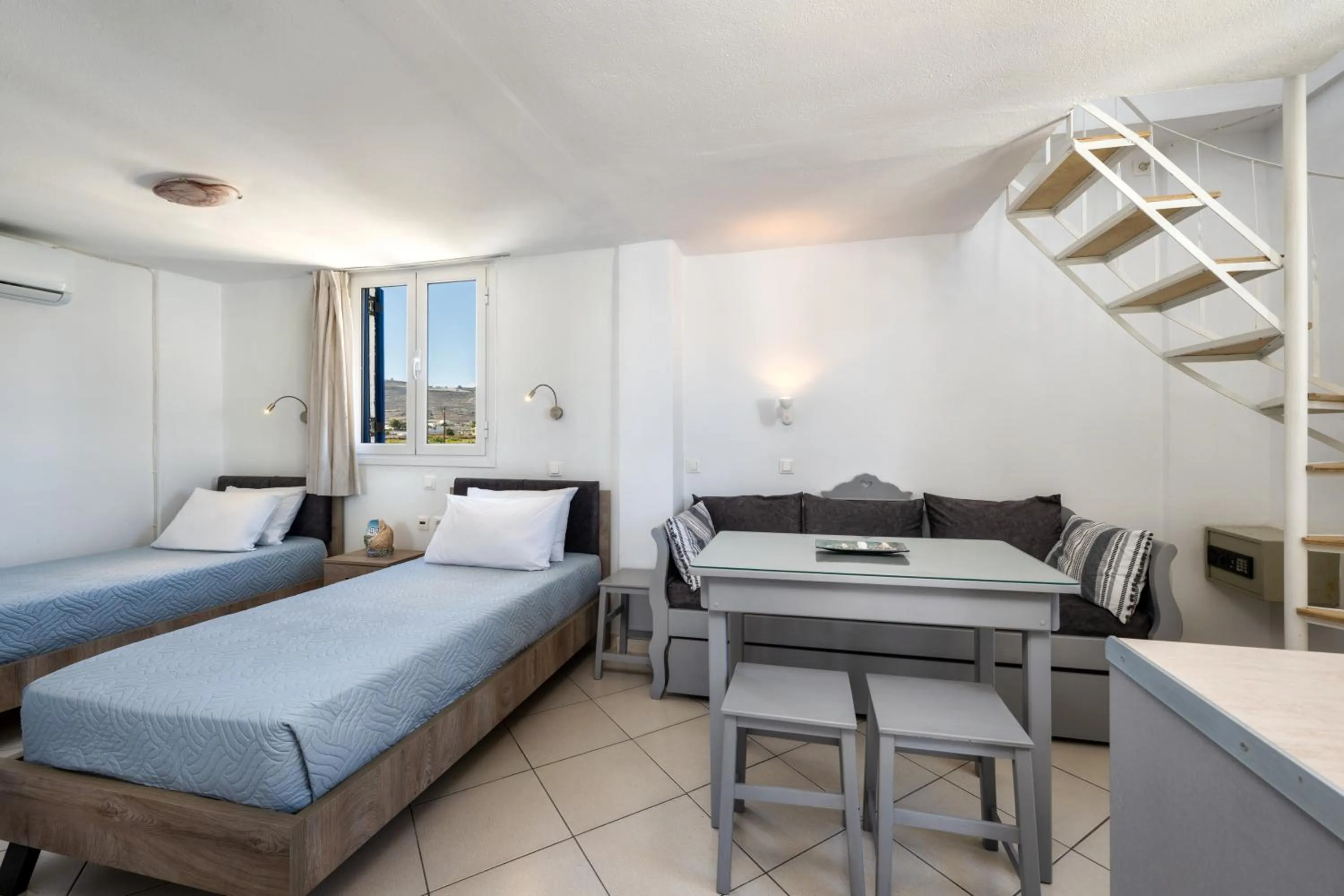 Photo of the whole room, Bed in Honeymoon Beach Studios