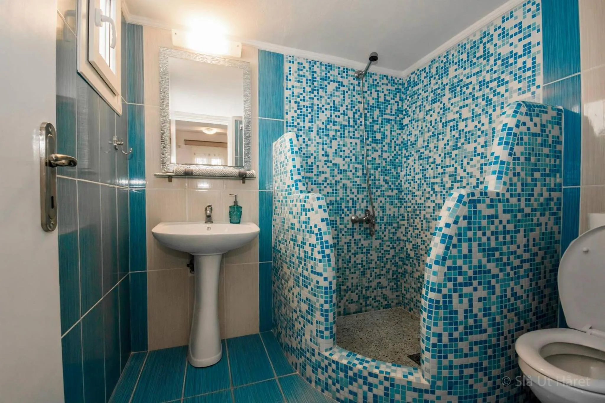Bathroom in Honeymoon Beach Studios