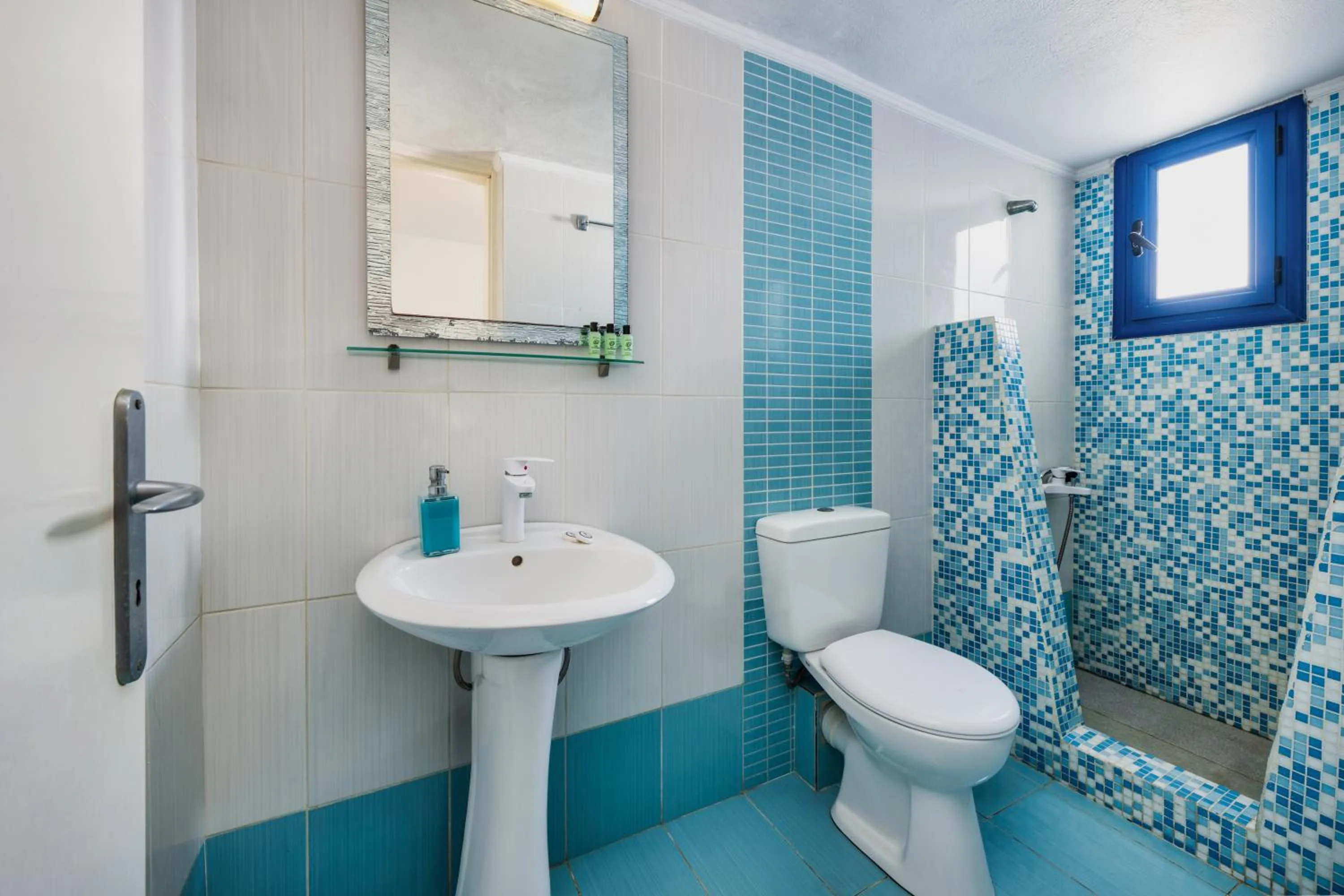 Bathroom in Honeymoon Beach Studios