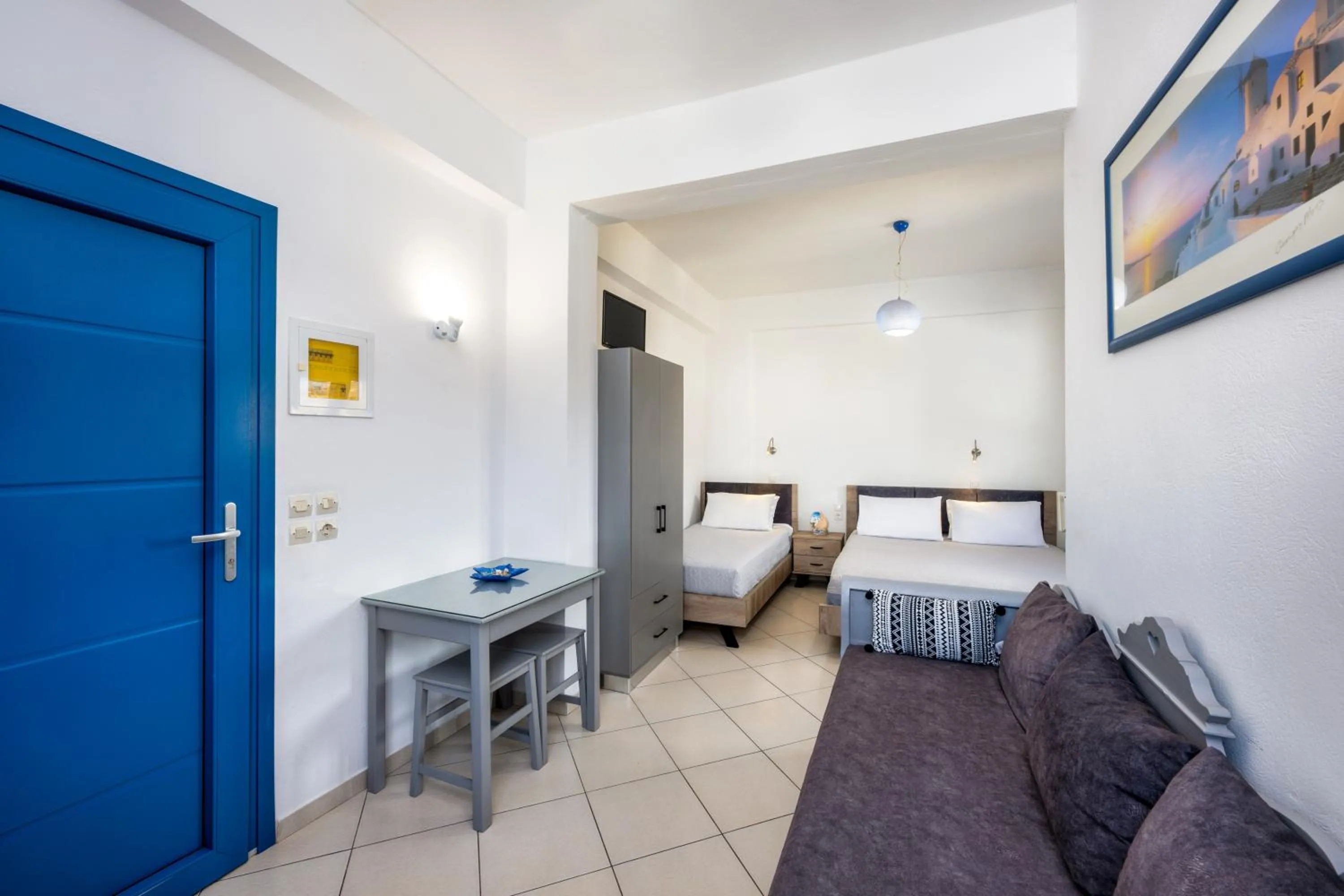 Photo of the whole room, Bed in Honeymoon Beach Studios