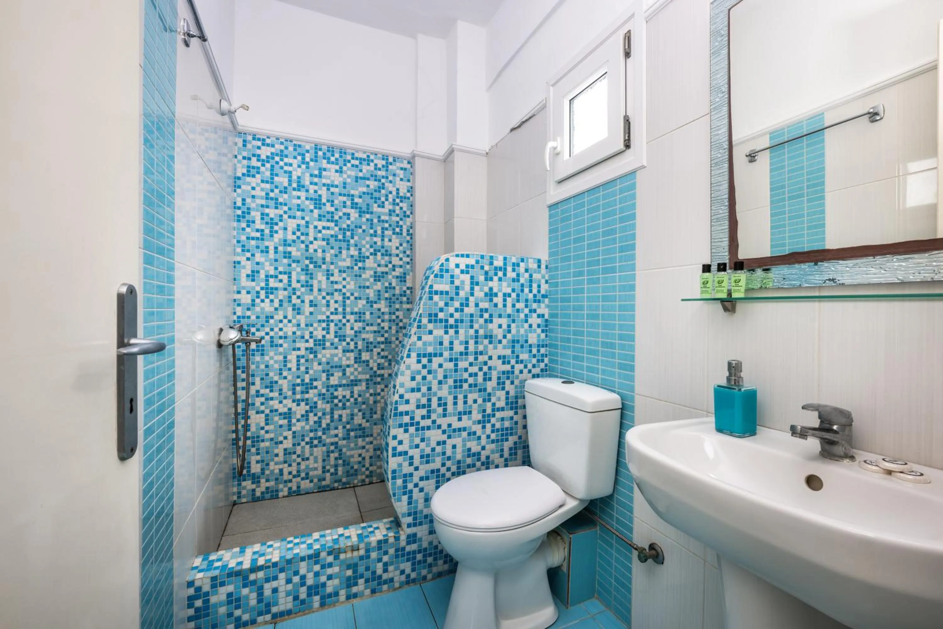 Bathroom in Honeymoon Beach Studios