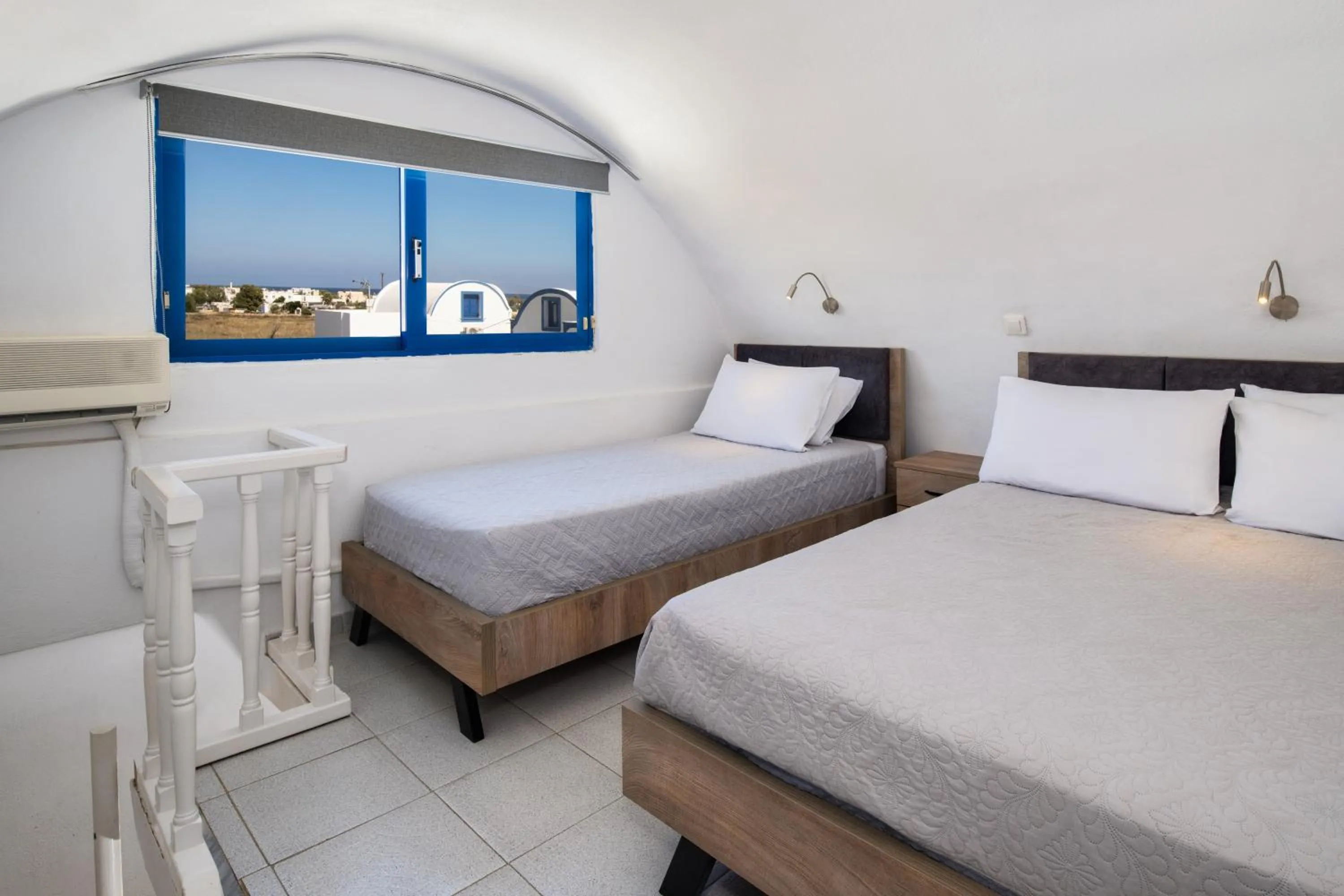 Photo of the whole room, Bed in Honeymoon Beach Studios