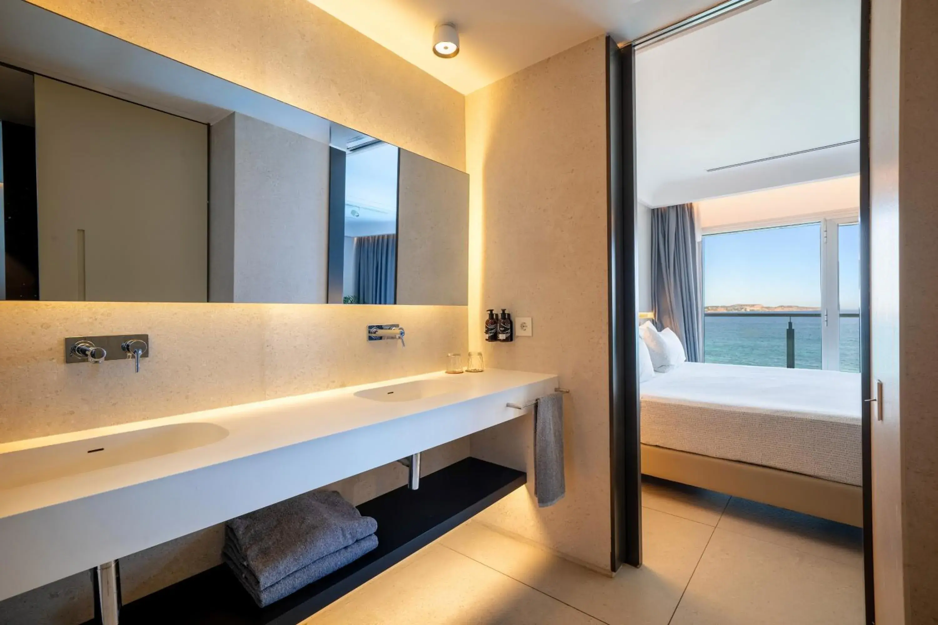 Bathroom, Bed in INNSiDE by Meliá Alicante Porta Maris Bathroom, Bed in INNSiDE by Meliá Alicante Porta Maris