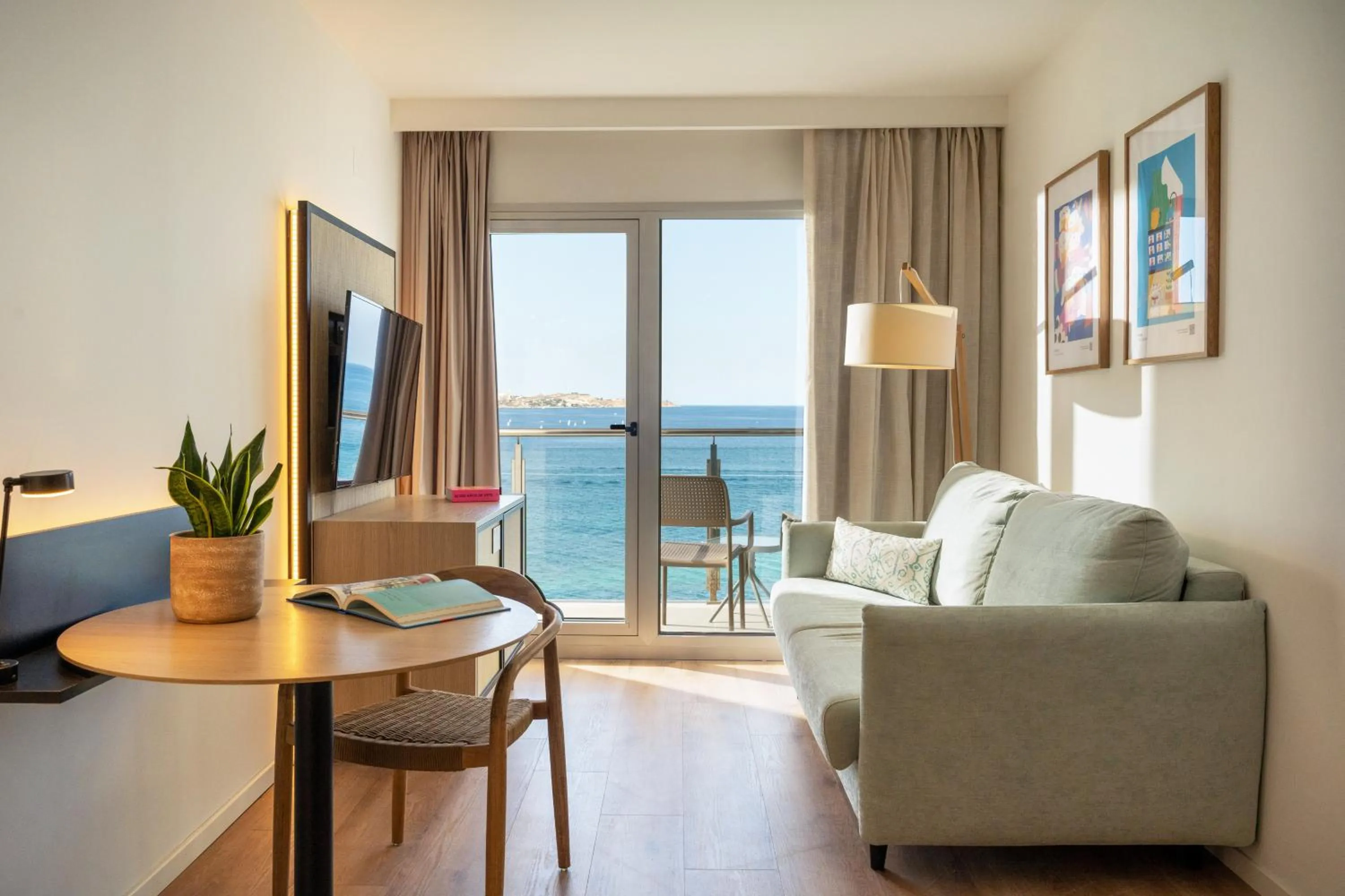 Living room in INNSiDE by Meliá Alicante Porta Maris