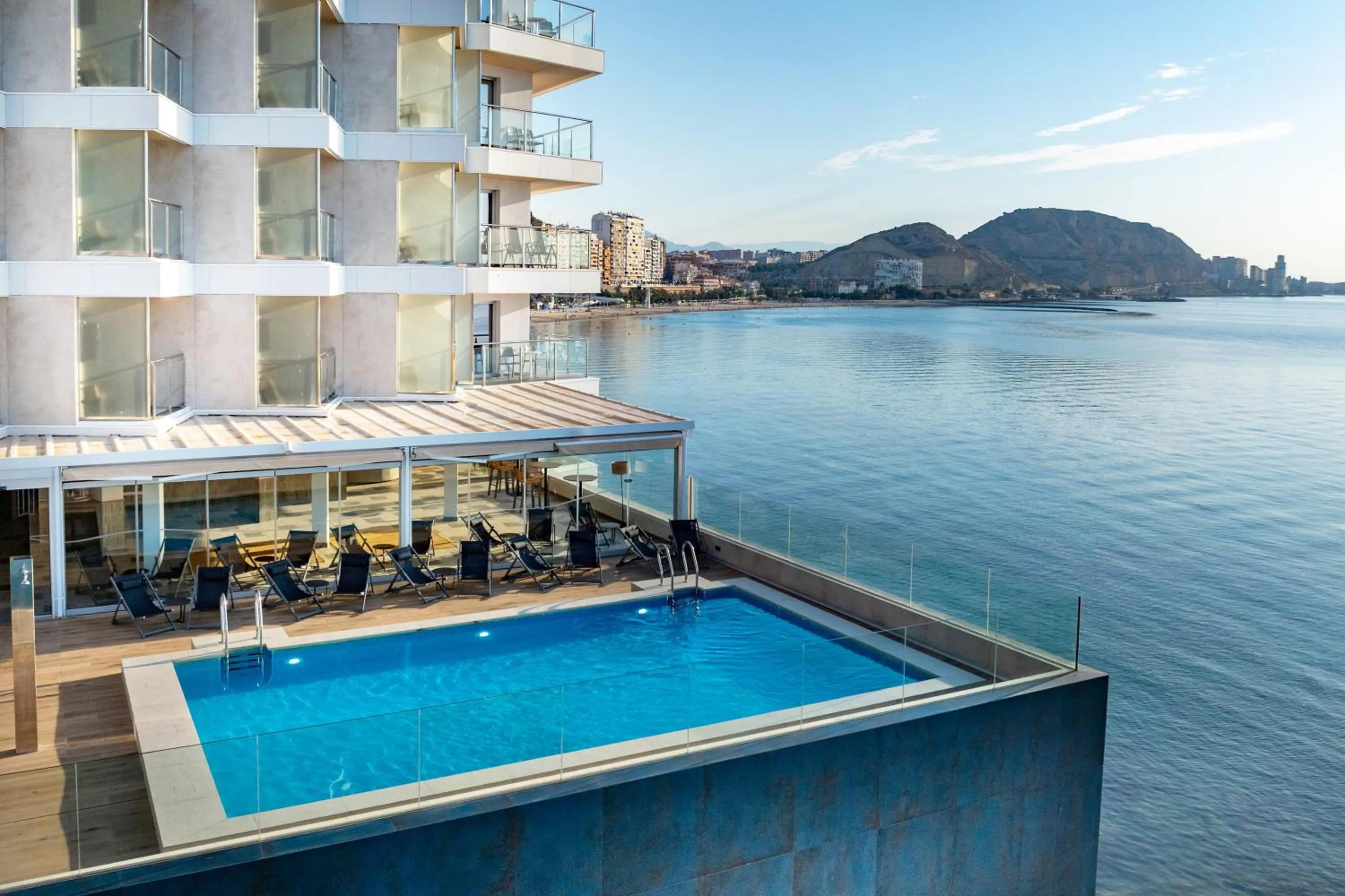 Swimming pool in INNSiDE by Meliá Alicante Porta Maris