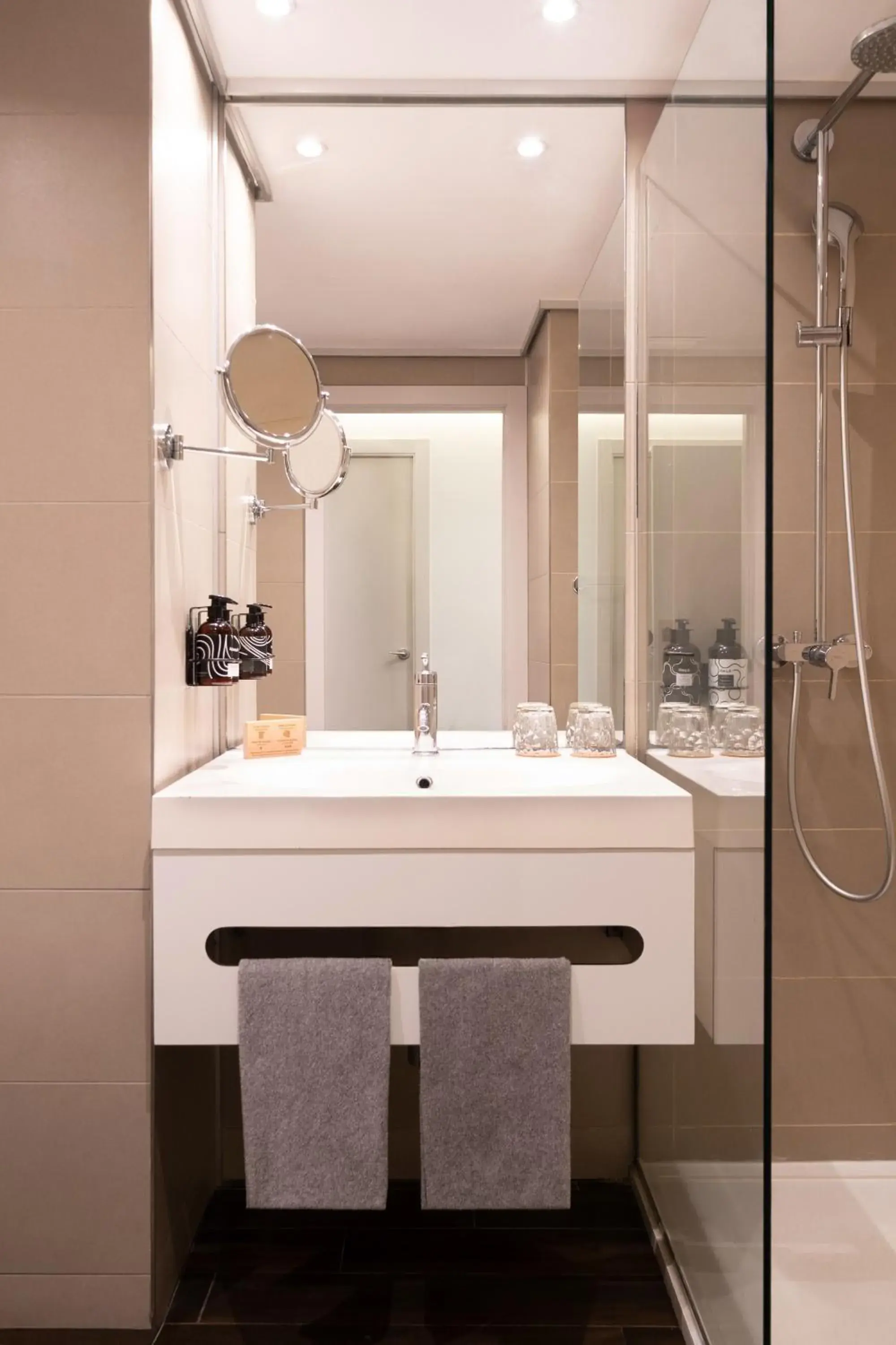 The Innside Connecting Room Port View in INNSiDE by Meliá Alicante Porta Maris The Innside Connecting Room Port View in INNSiDE by Meliá Alicante Porta Maris