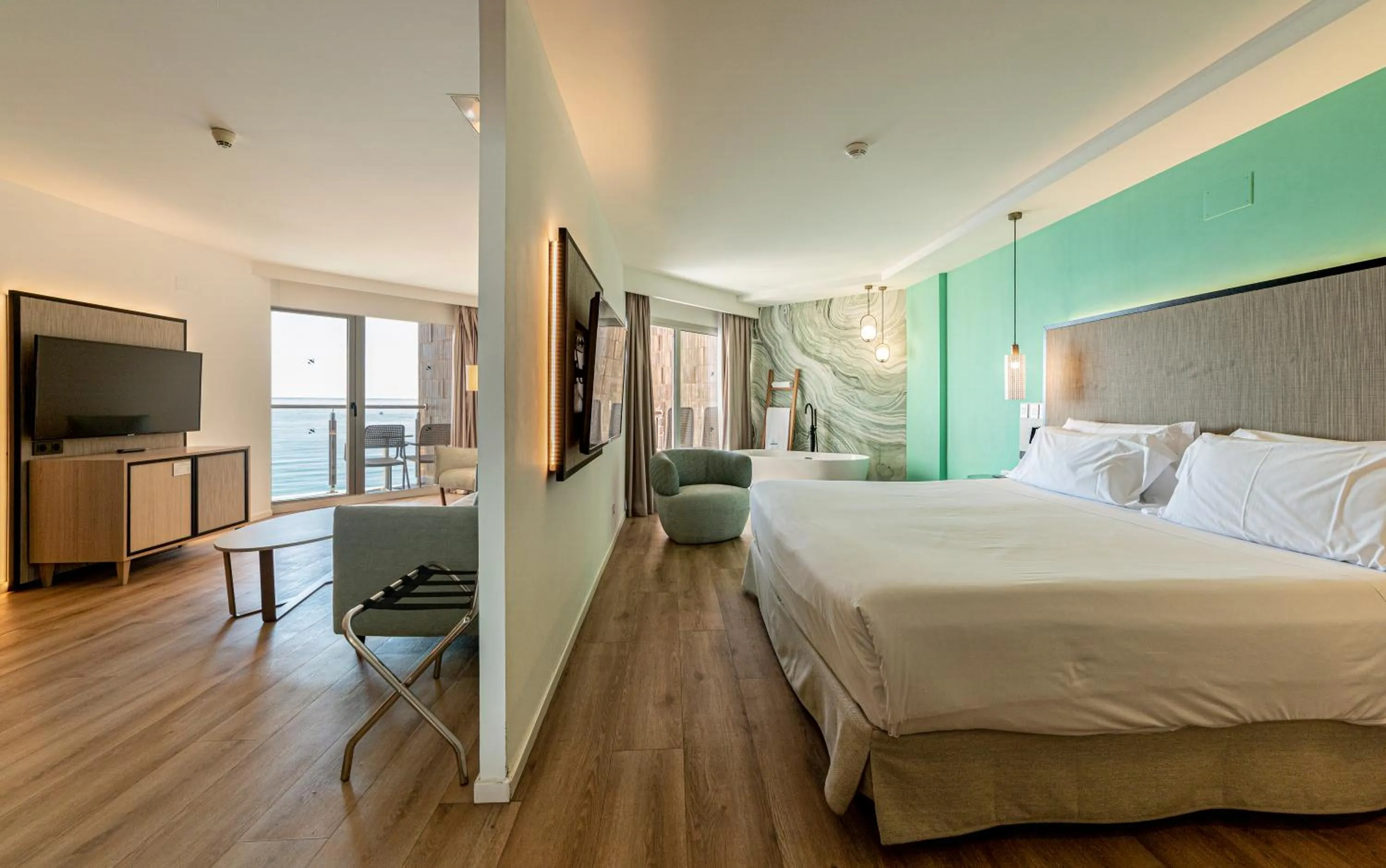 Sea view, Bed in INNSiDE by Meliá Alicante Porta Maris