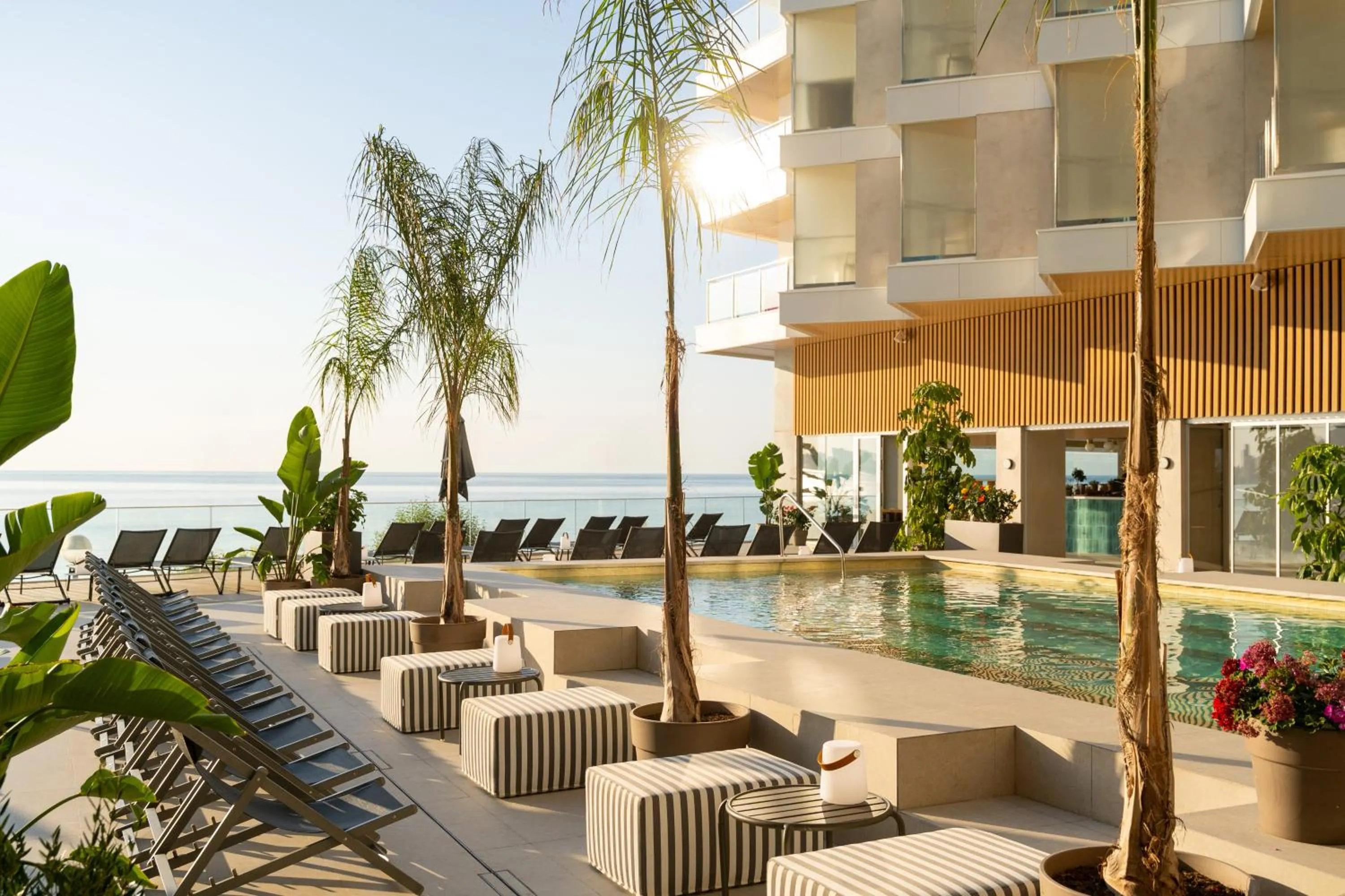 Swimming pool in INNSiDE by Meliá Alicante Porta Maris