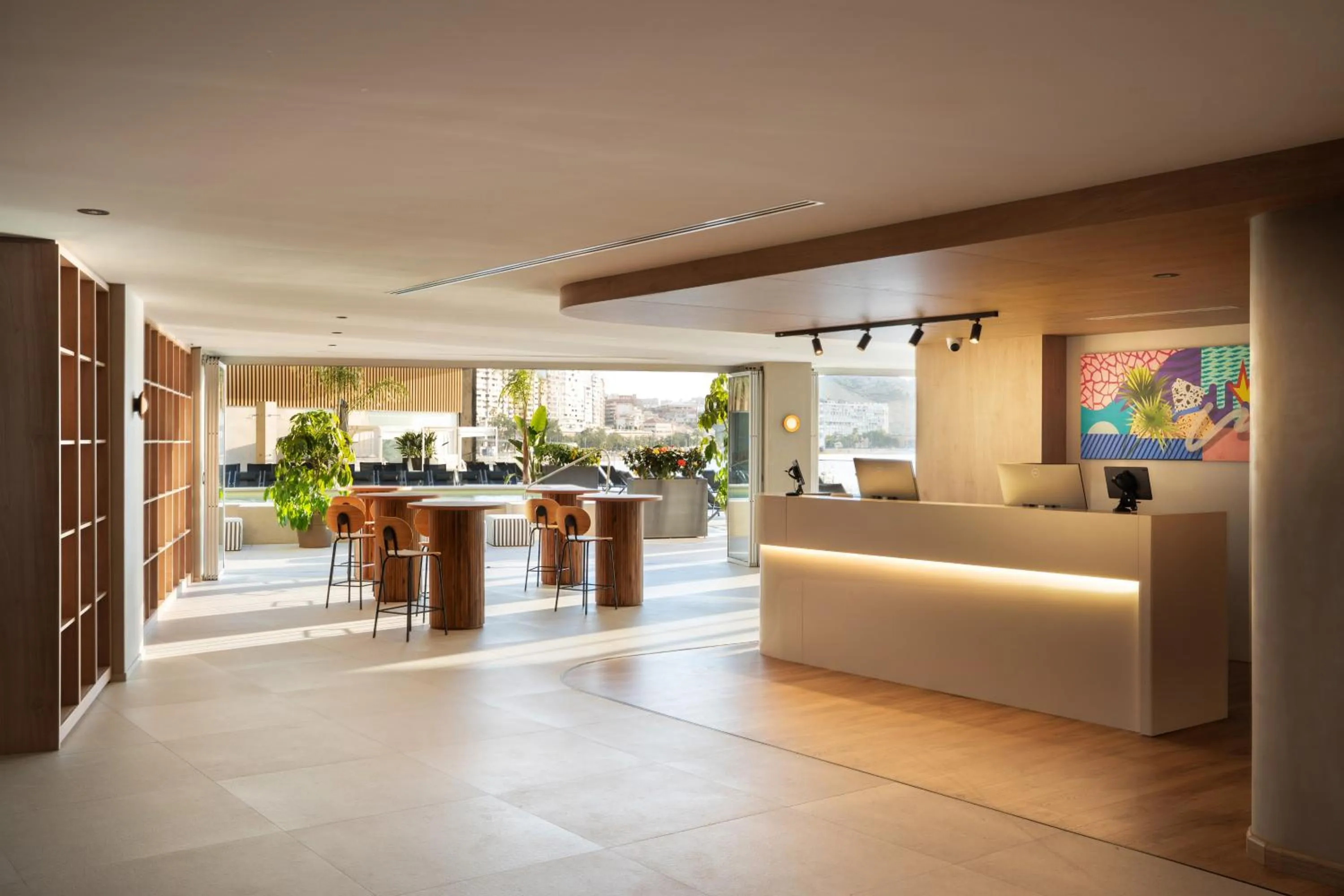 Lobby or reception in INNSiDE by Meliá Alicante Porta Maris