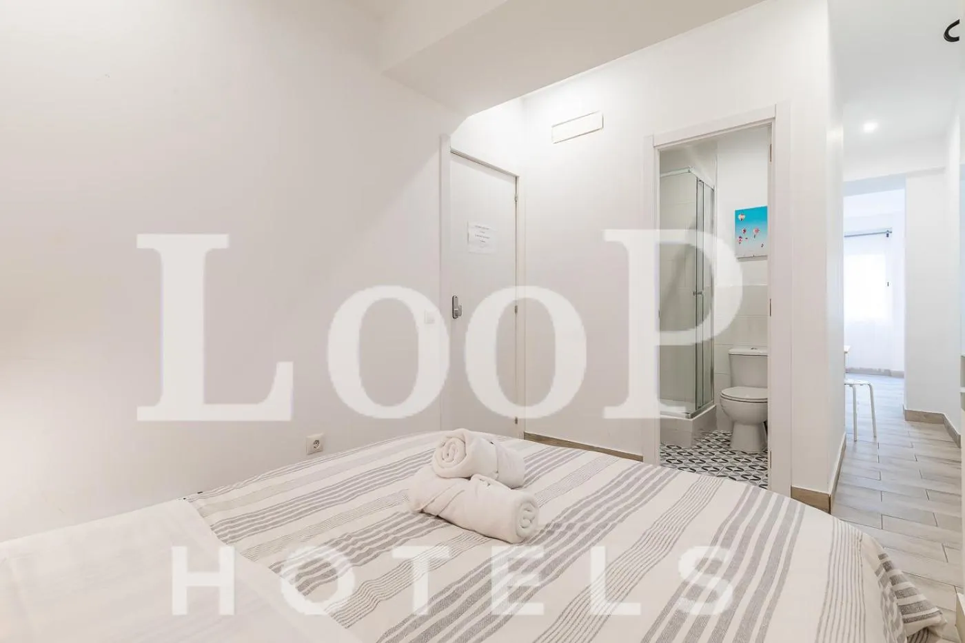 Bathroom, Bed in LooP Las Ventas