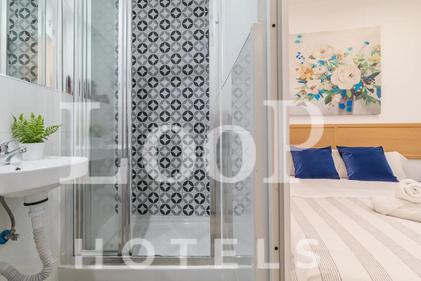 Bathroom, Bed in LooP Las Ventas