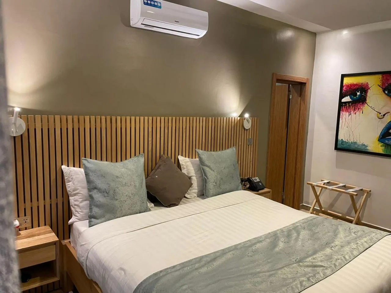 Bed in Saphir Boutique Hotel