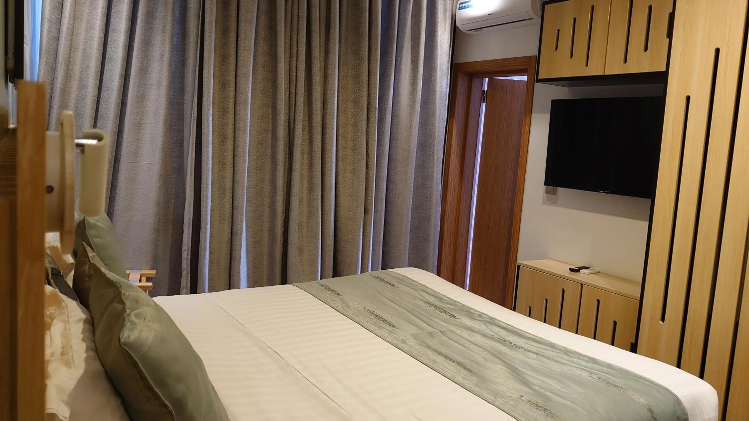 Bed in Saphir Boutique Hotel