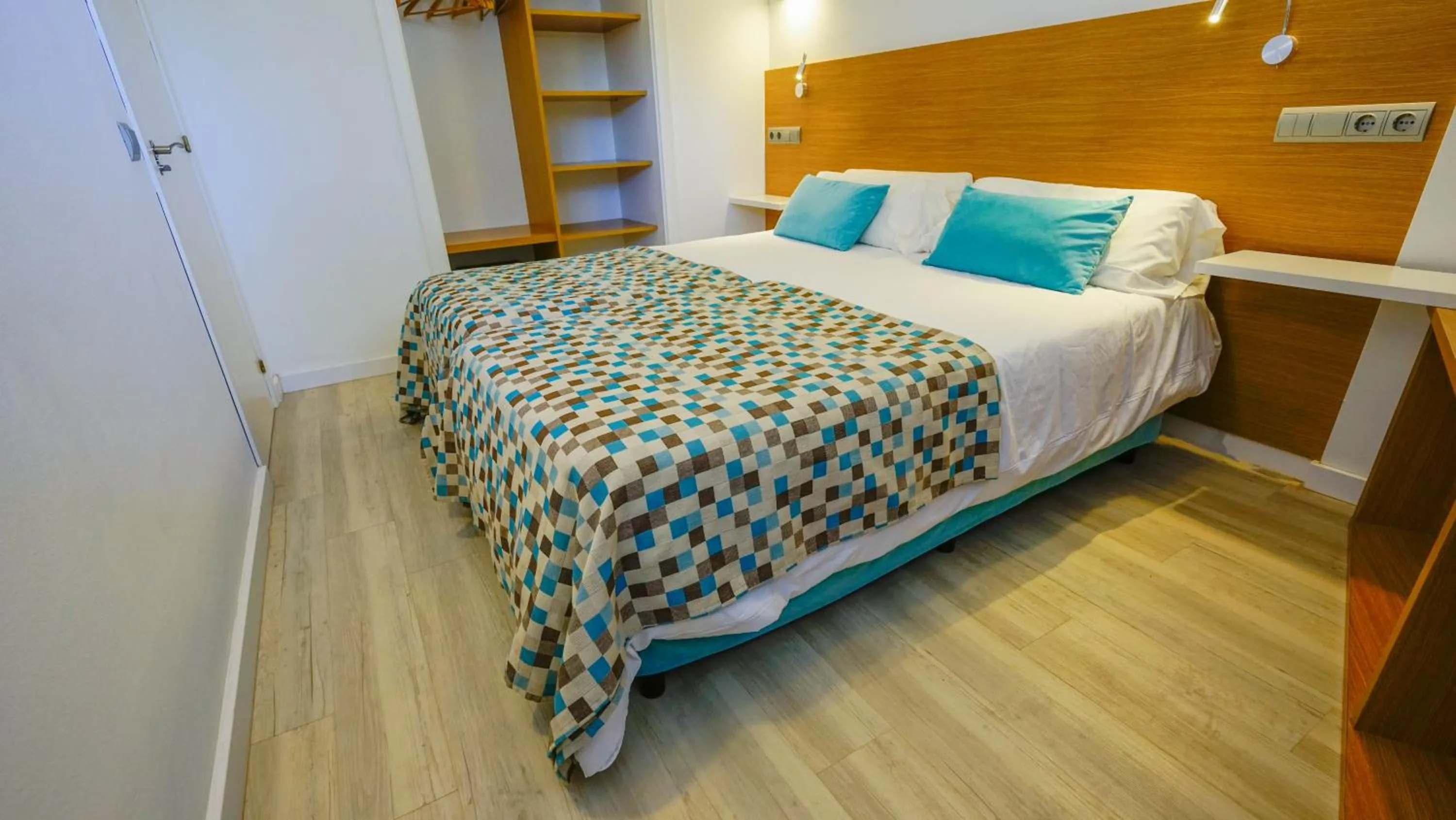 Photo of the whole room, Bed in Houm Plaza Son Rigo