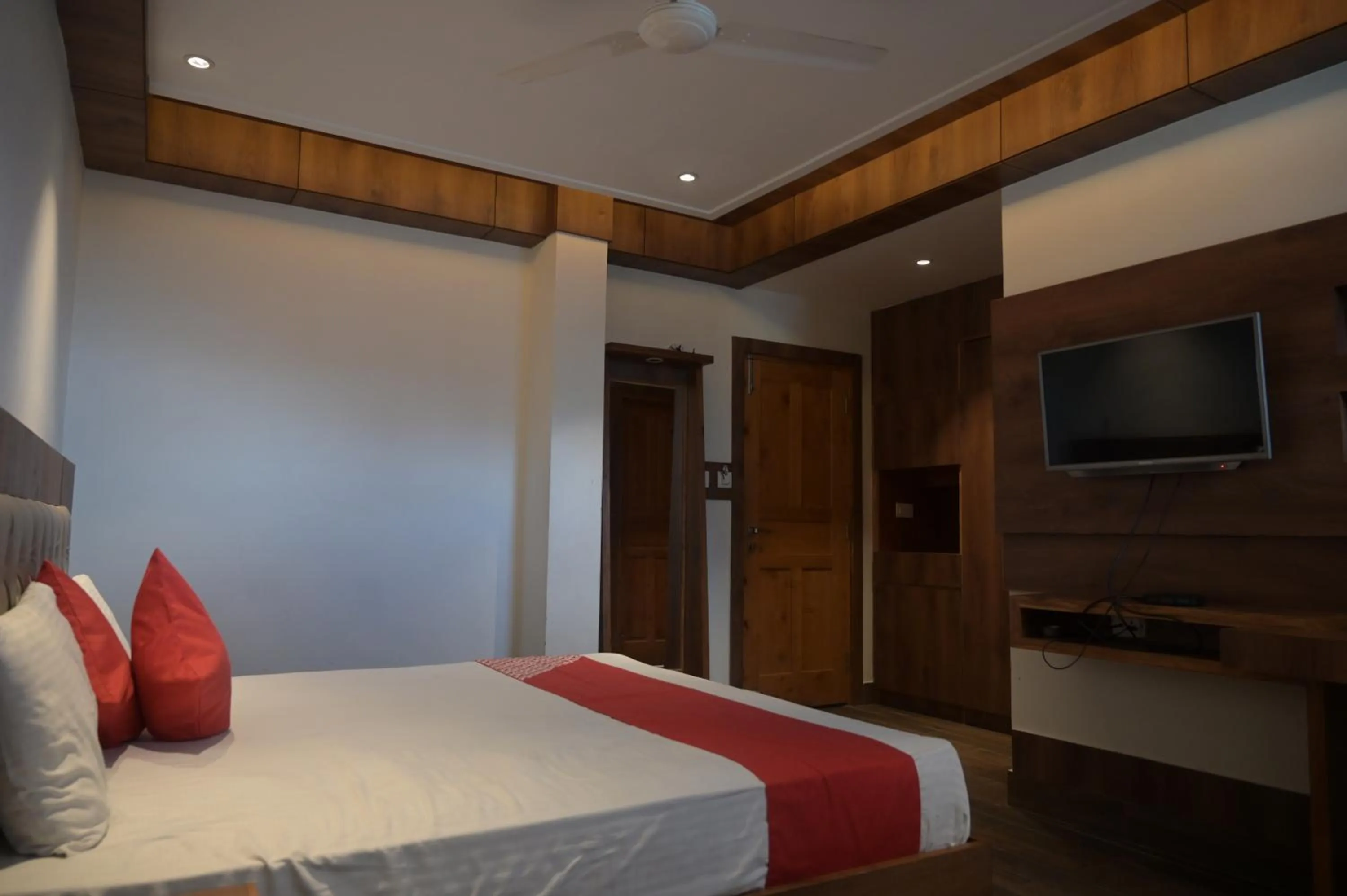 Bed in hotel apple blossom 2 minutes walking from Mall road