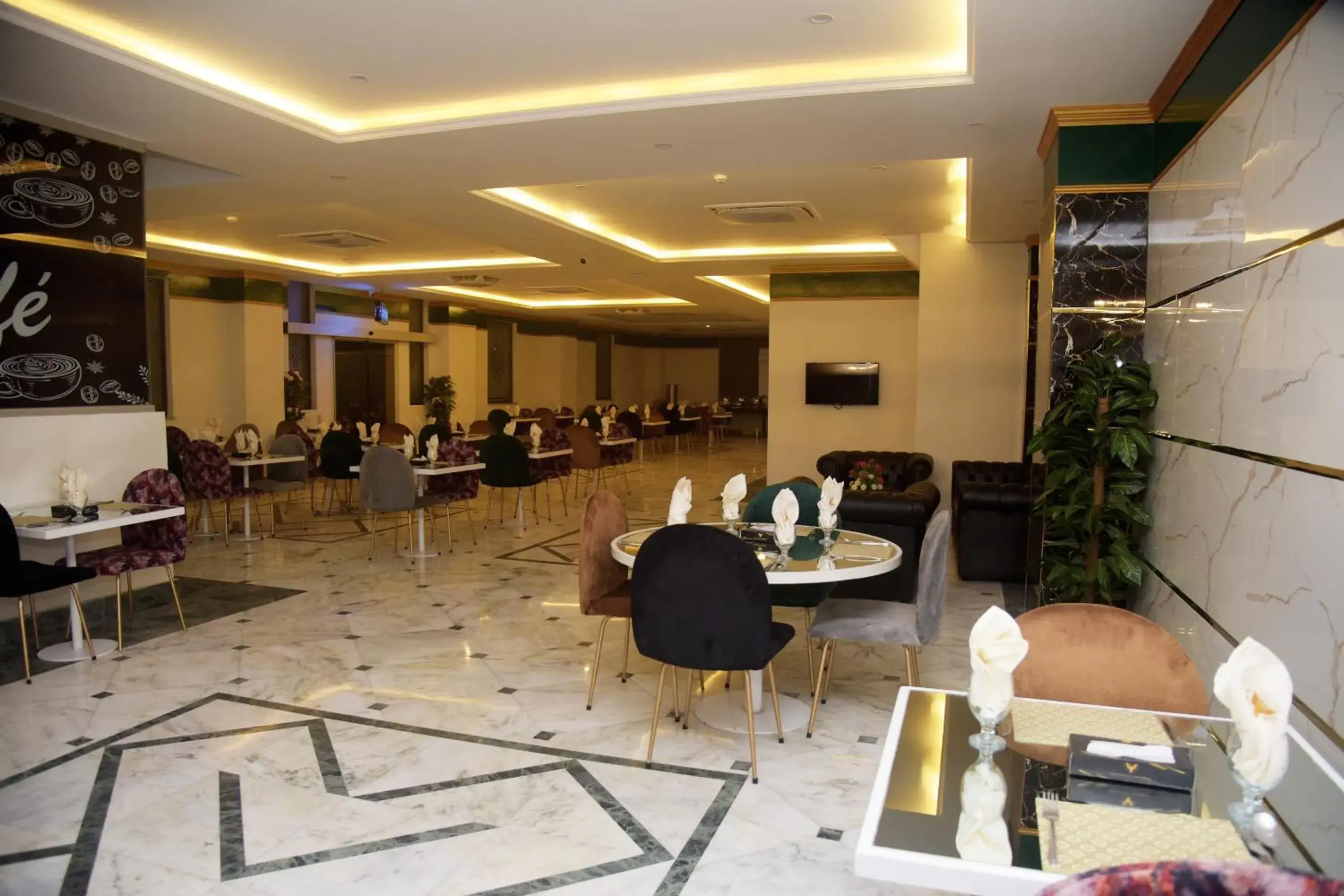 Restaurant/places to eat in The Rich Hotel & Apartments Restaurant/places to eat in The Rich Hotel & Apartments