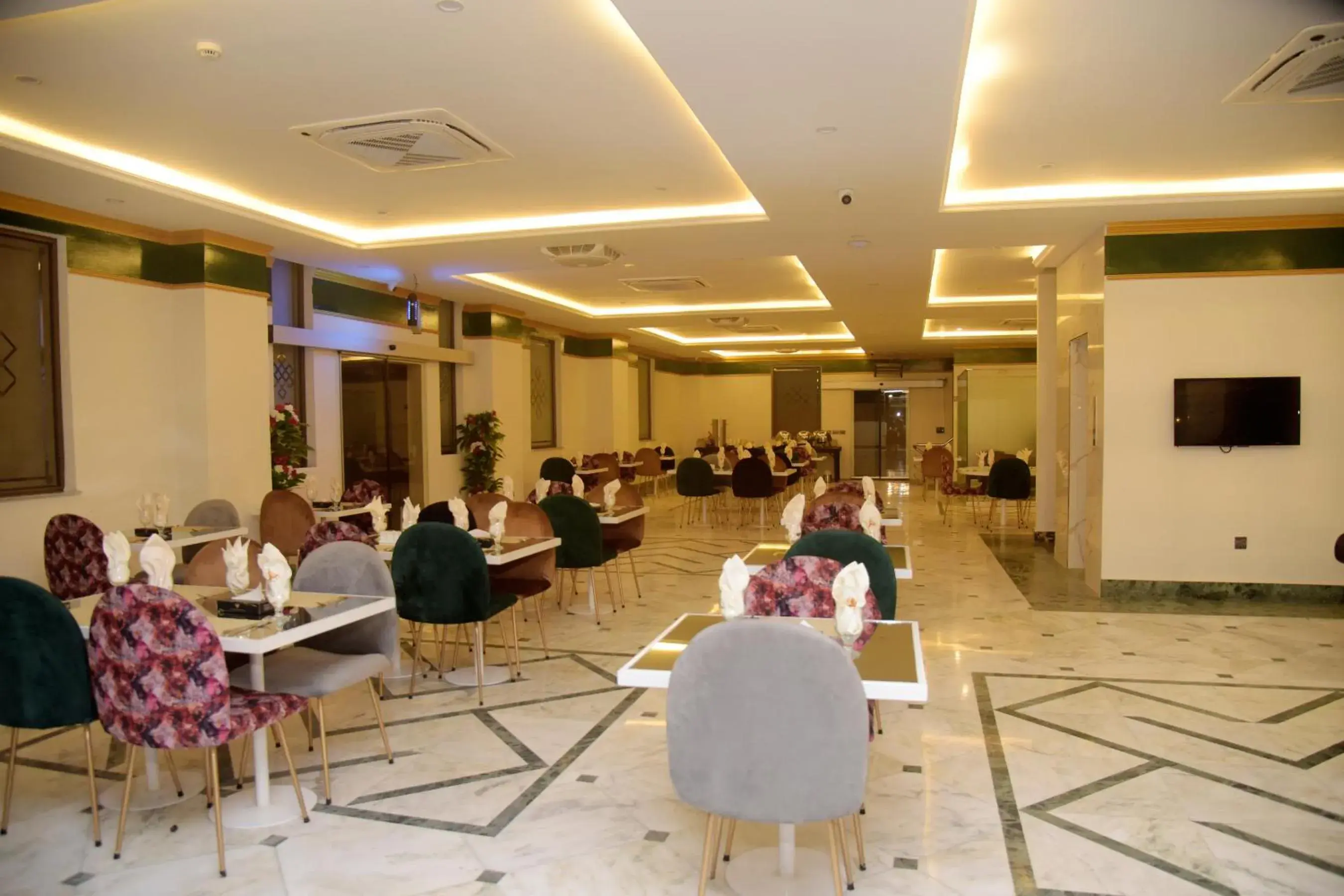 Restaurant/places to eat in The Rich Hotel & Apartments Restaurant/places to eat in The Rich Hotel & Apartments