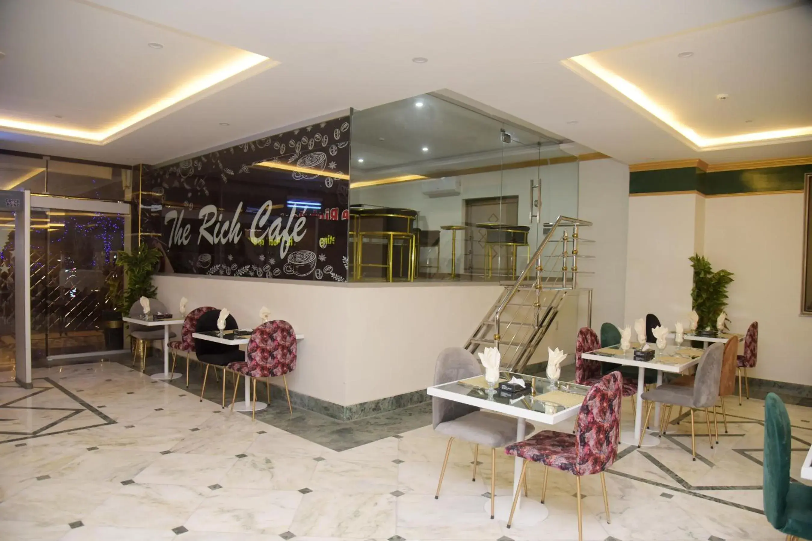 Restaurant/places to eat in The Rich Hotel & Apartments Restaurant/places to eat in The Rich Hotel & Apartments