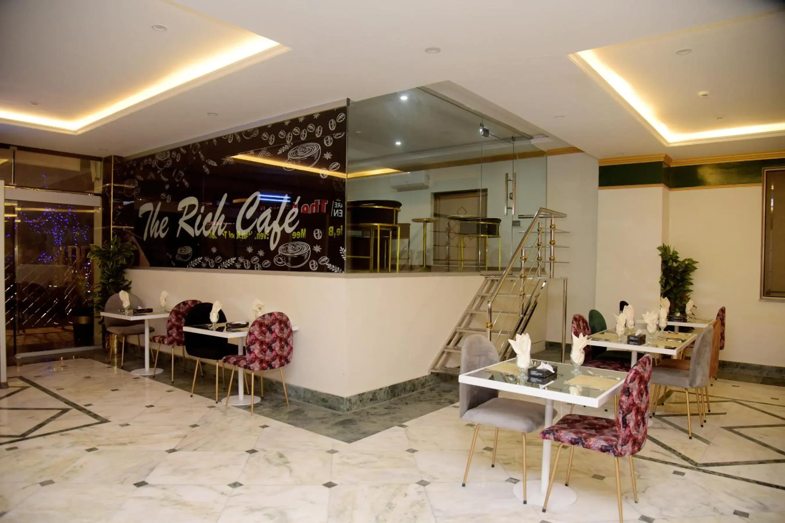 Restaurant/places to eat in The Rich Hotel & Apartments Restaurant/places to eat in The Rich Hotel & Apartments