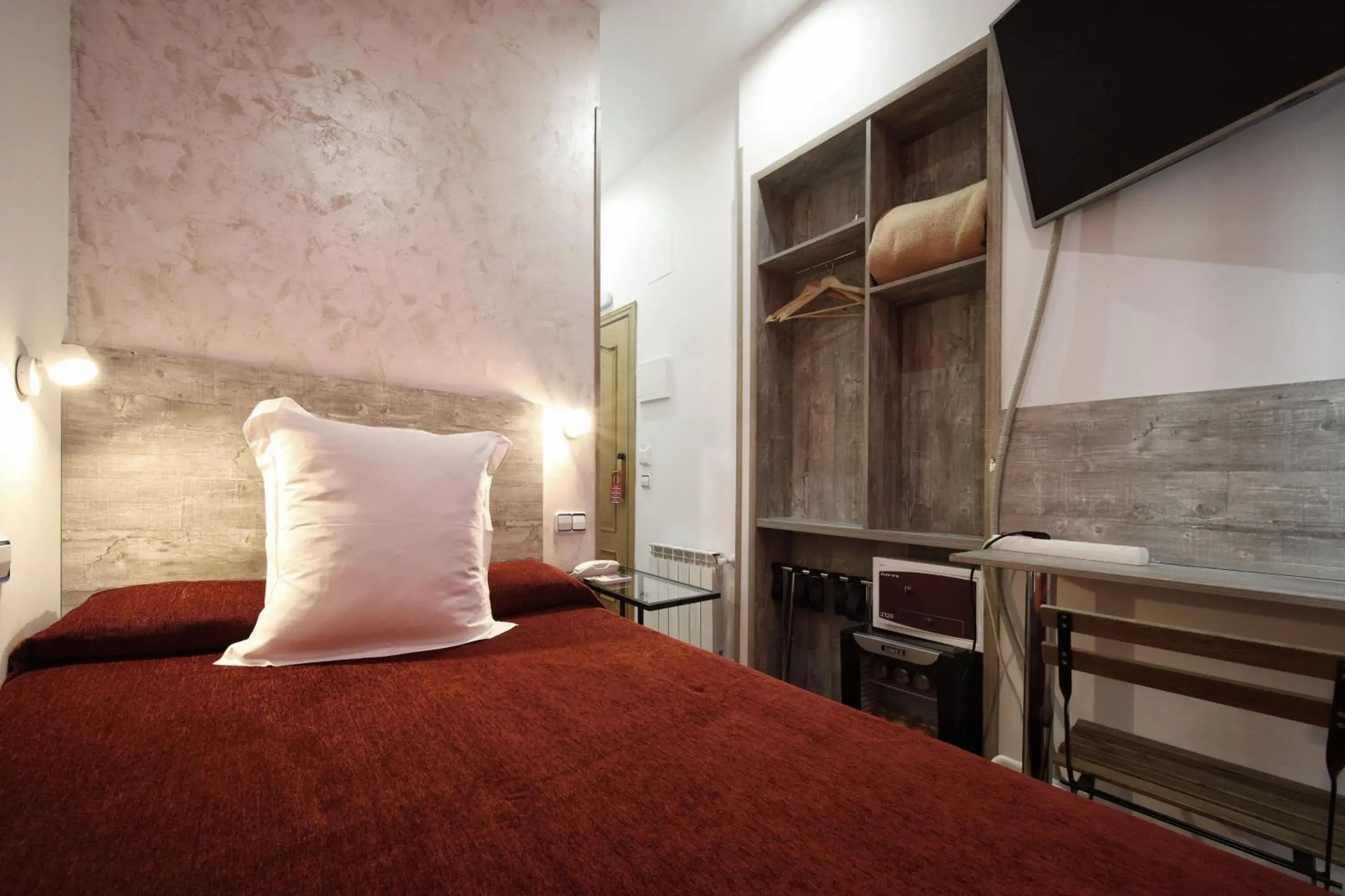 Interior Small Double Room in Hostal Las Fuentes Interior Small Double Room in Hostal Las Fuentes