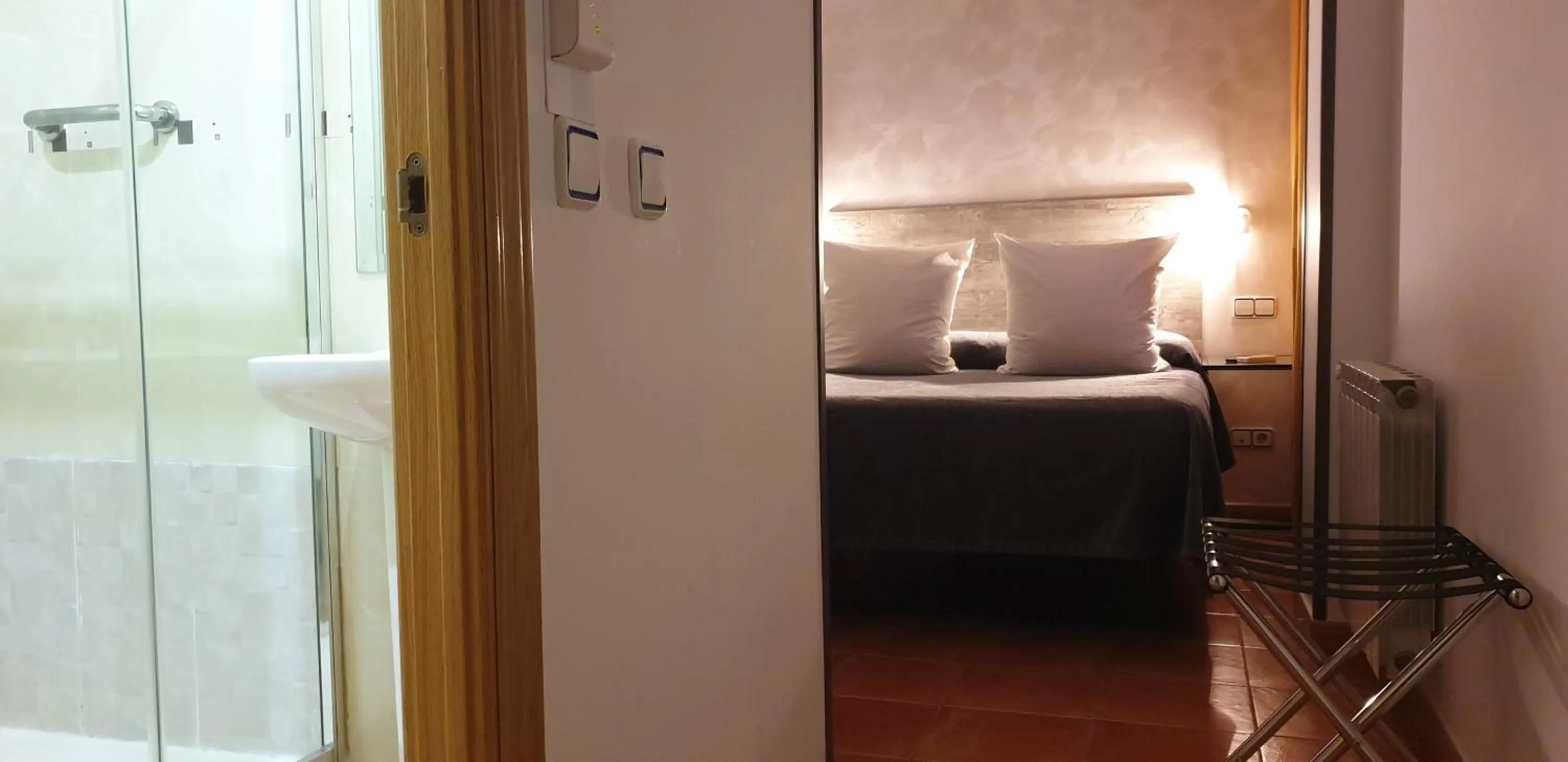 Bathroom, Bed in Hostal Las Fuentes