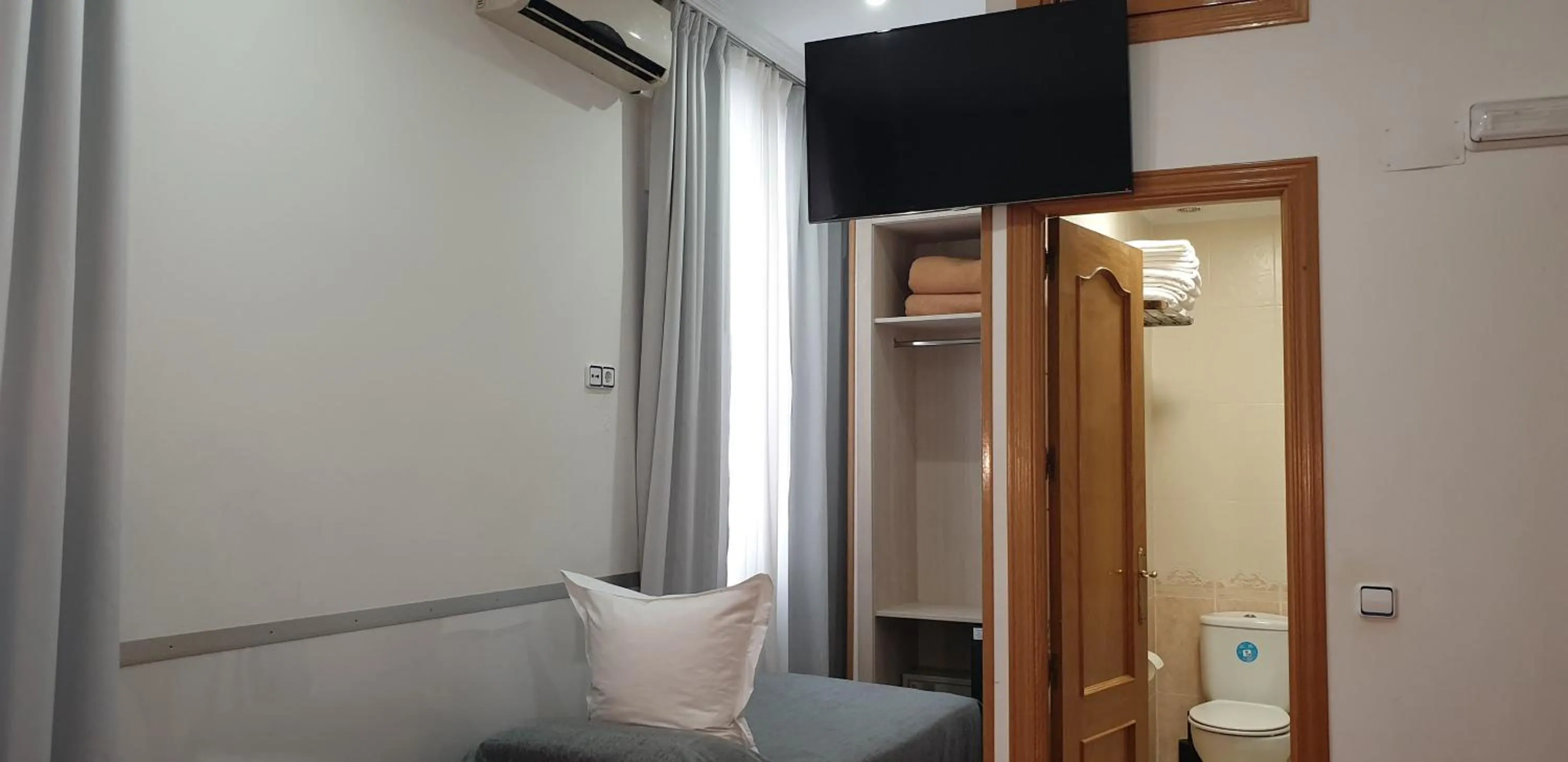 Shower in Hostal Las Fuentes