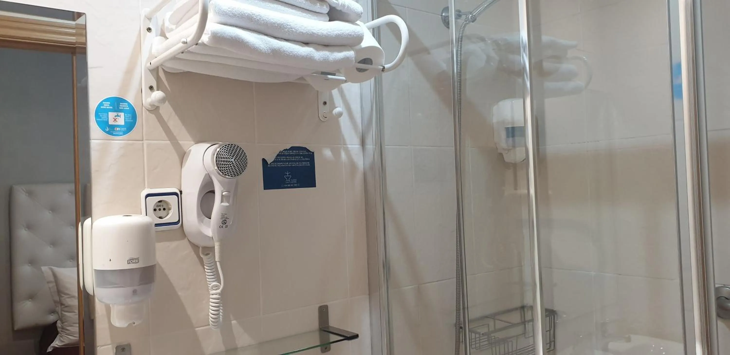 Shower in Hostal Las Fuentes