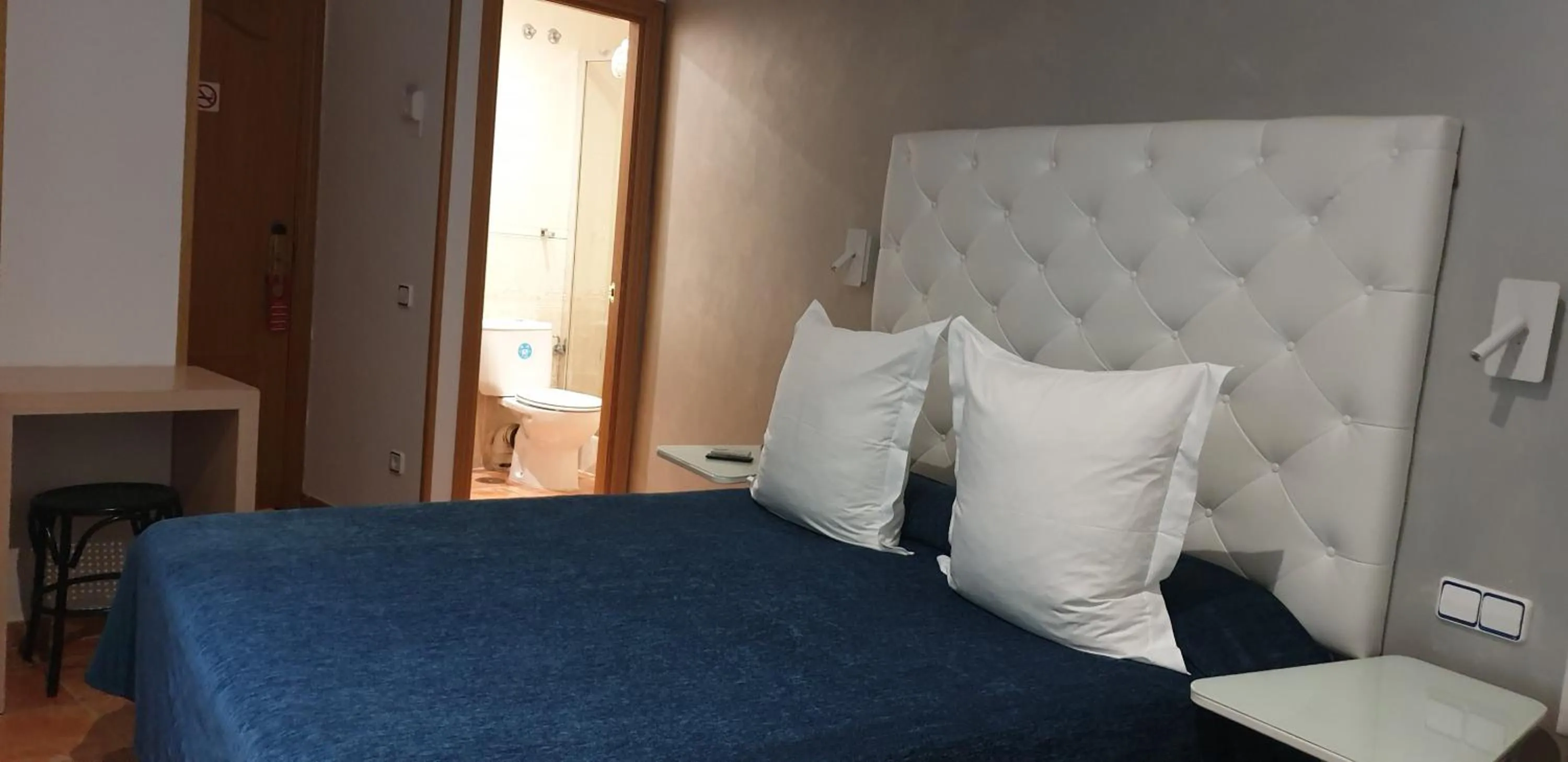 Living room, Bed in Hostal Las Fuentes