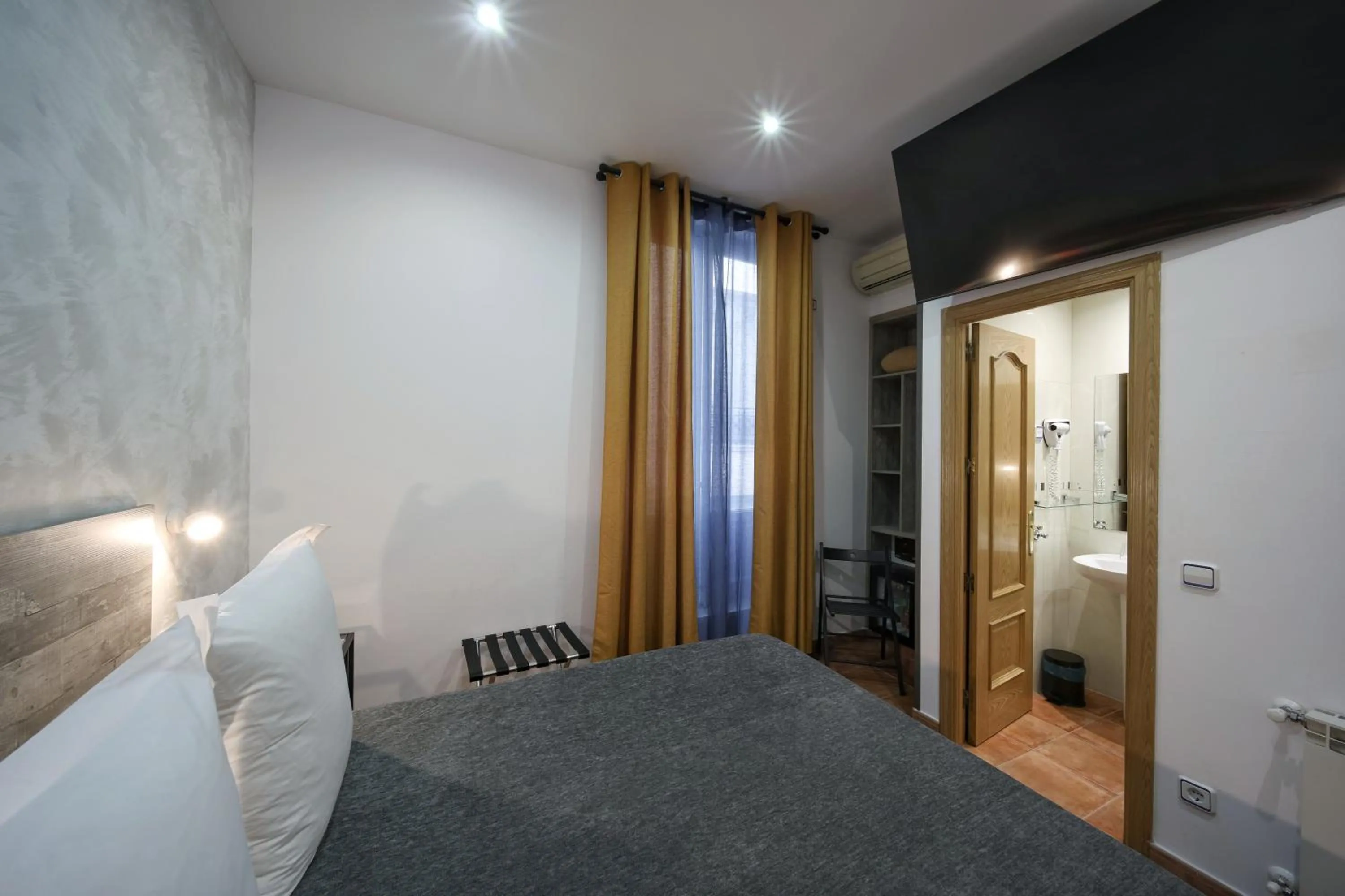 TV and multimedia, Bed in Hostal Las Fuentes