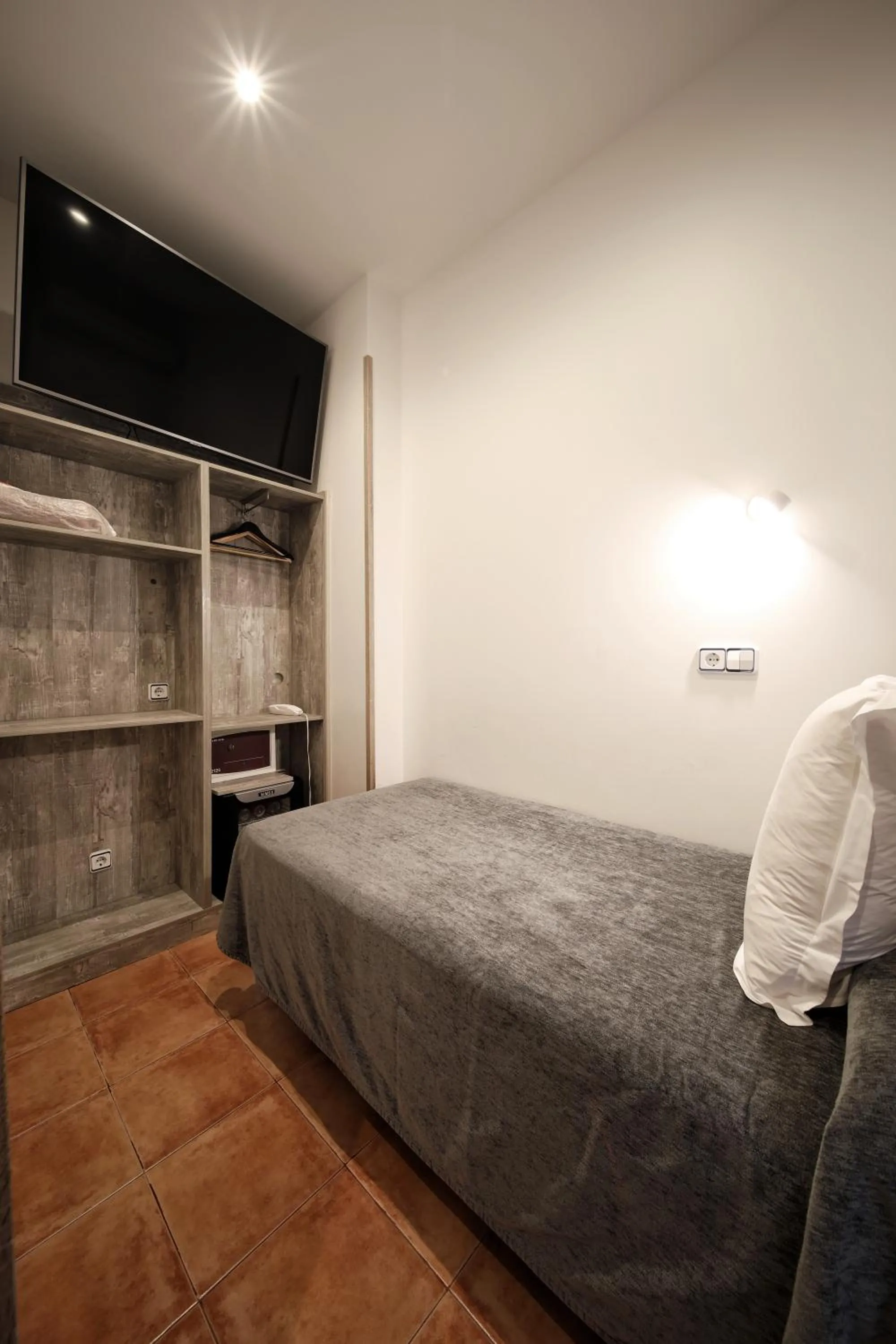 TV and multimedia, Bed in Hostal Las Fuentes