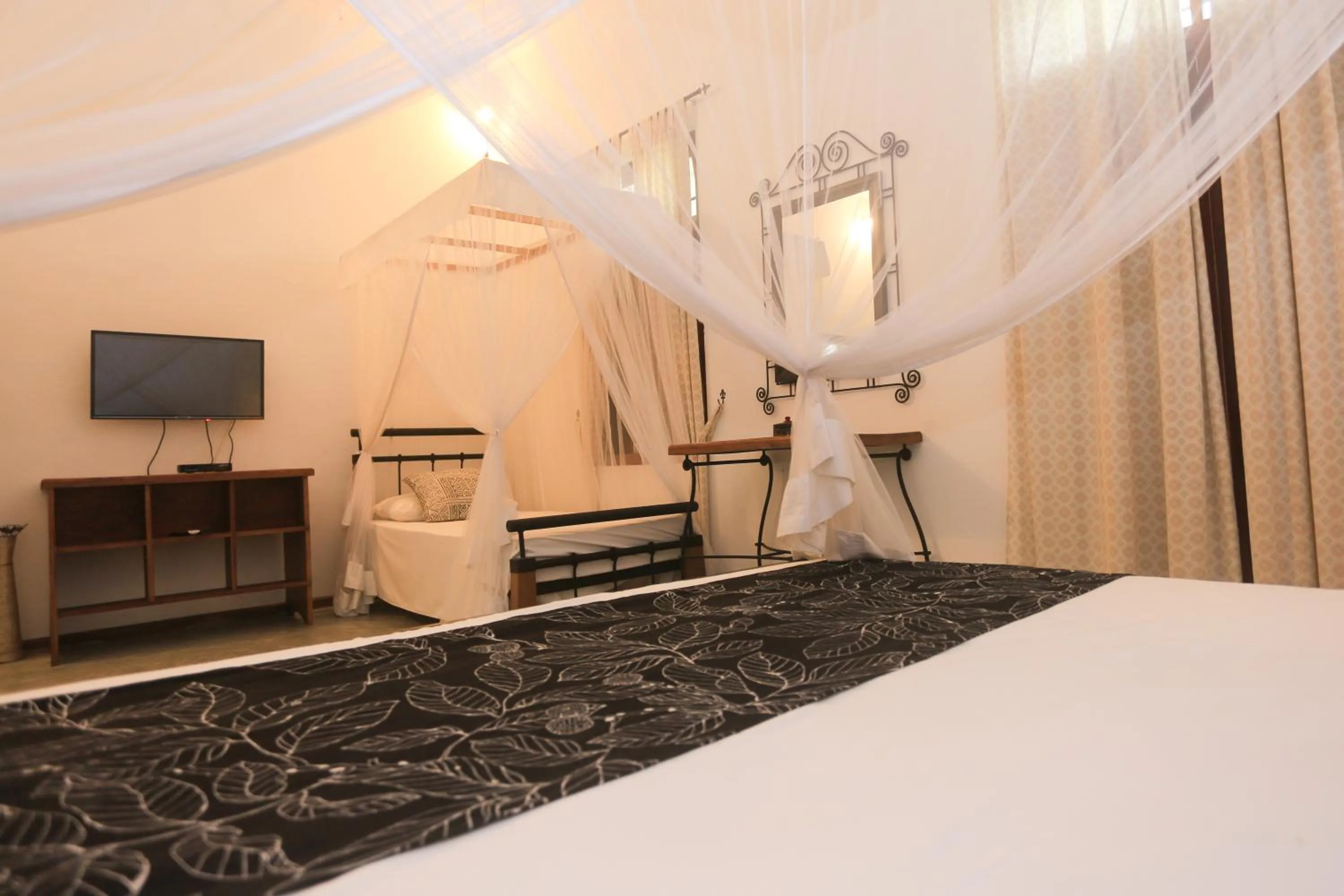 Communal lounge/ TV room, Bed in Halcyon Galle