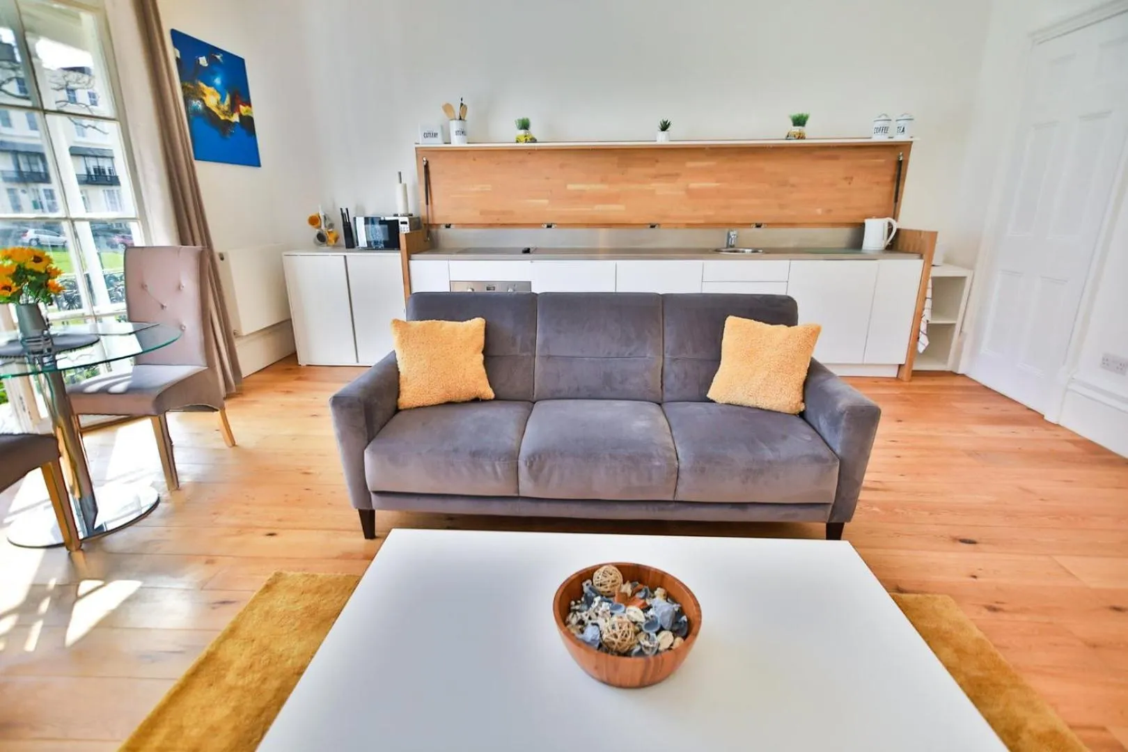 Kitchen or kitchenette in 40b Wellington Suites