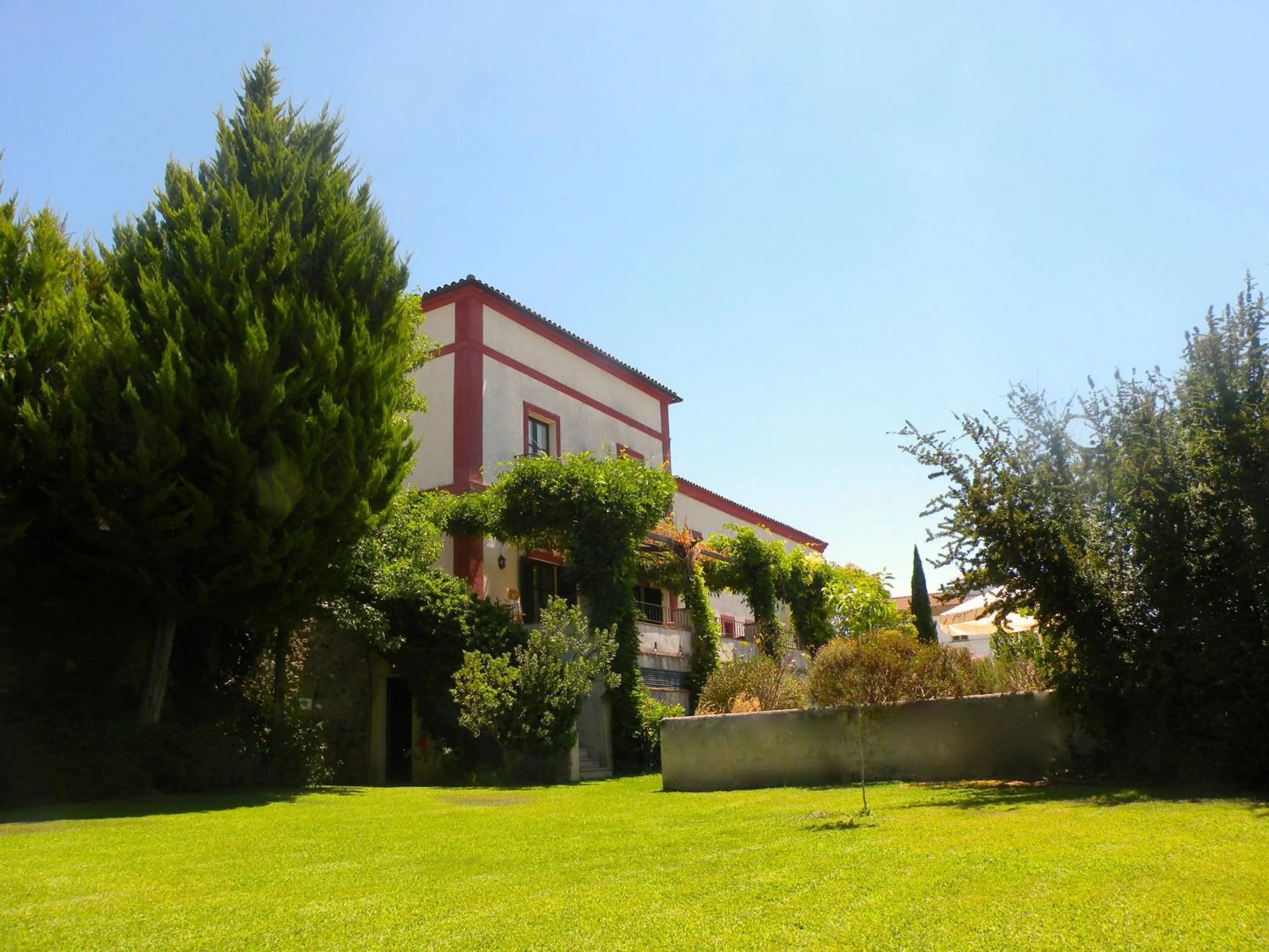 Garden in Hotel Posada de Valdezufre