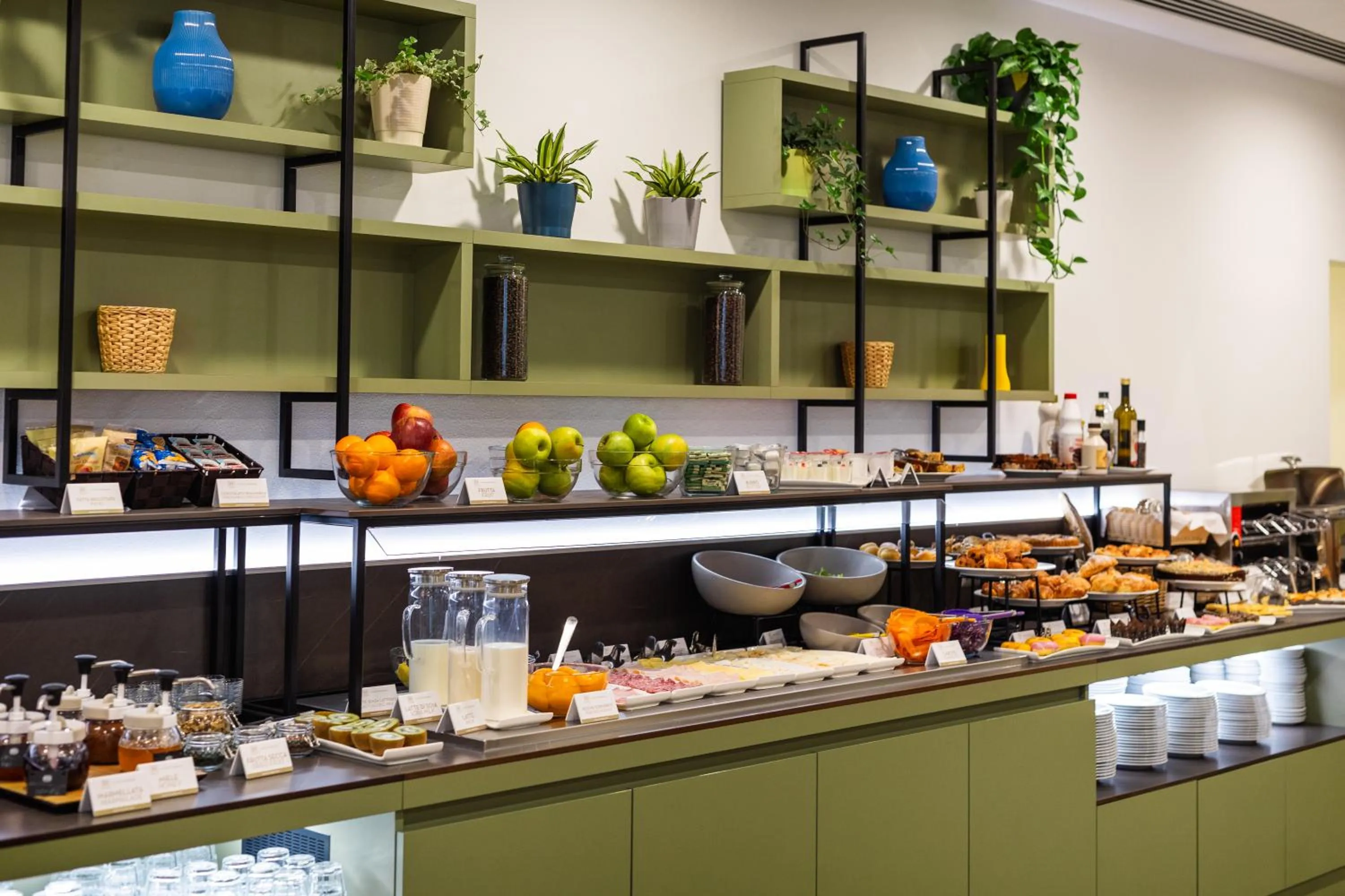 Breakfast in IH Hotels Milano Centrale