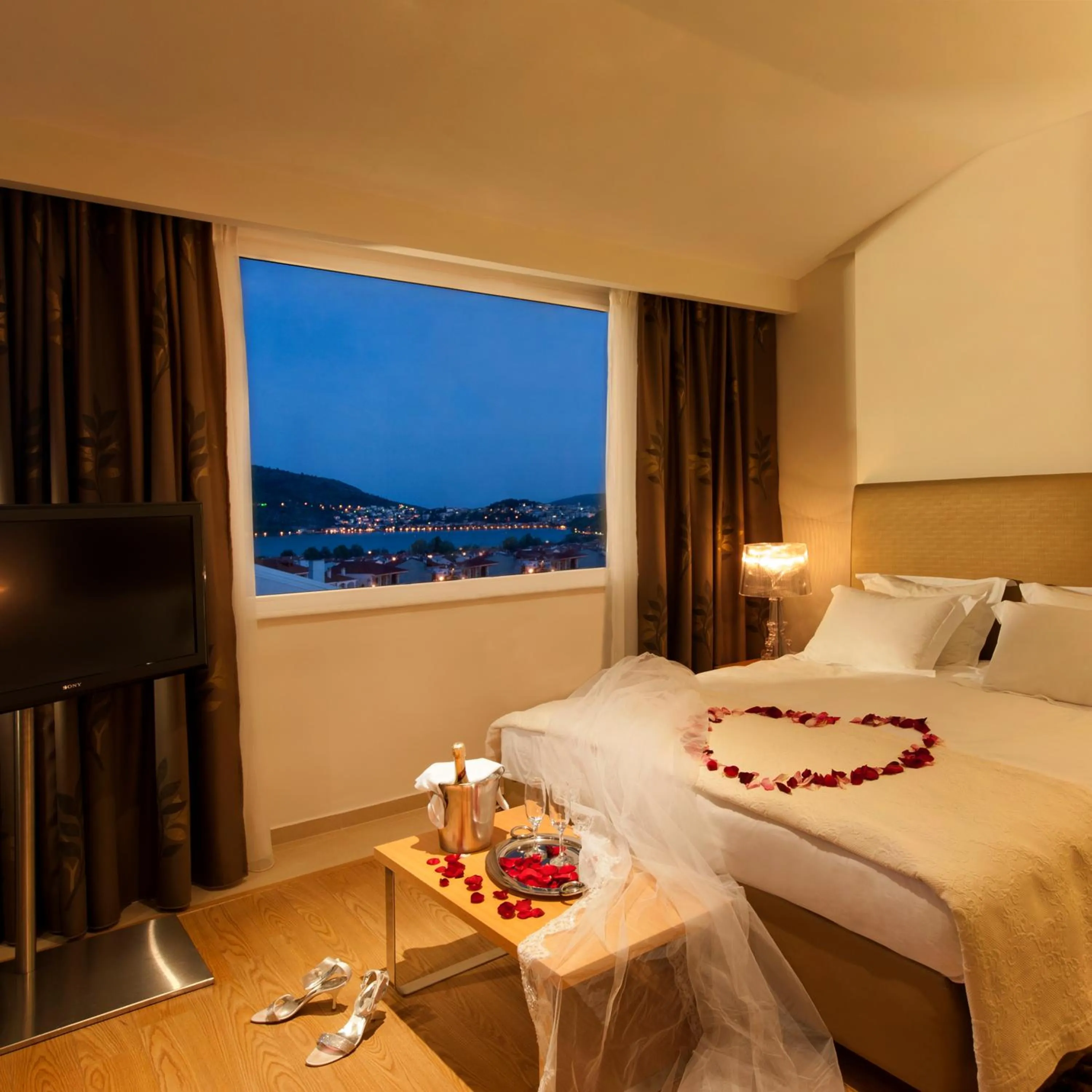 Bedroom, Bed in Chloe Luxury Hotel