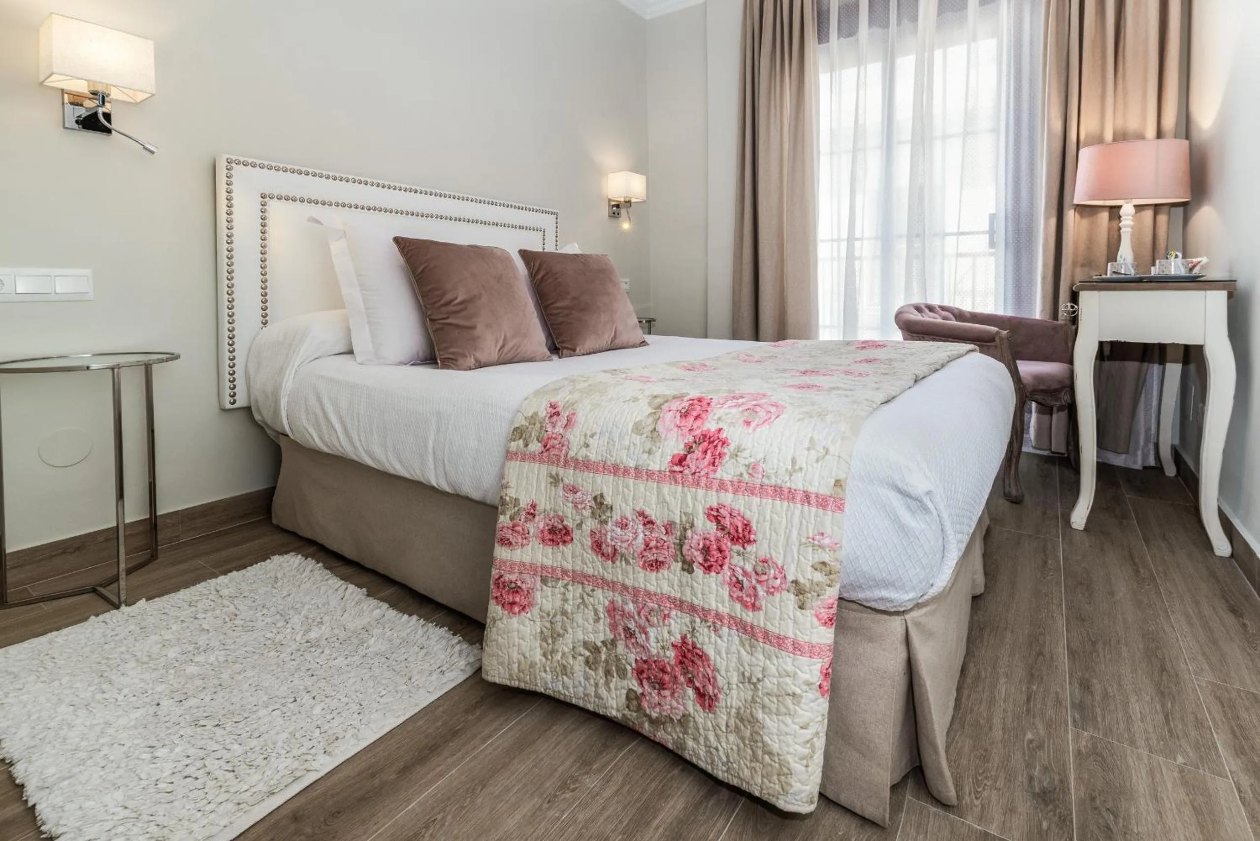 Double Room with Balcony in Hostal Boutique Plaza Cantarero