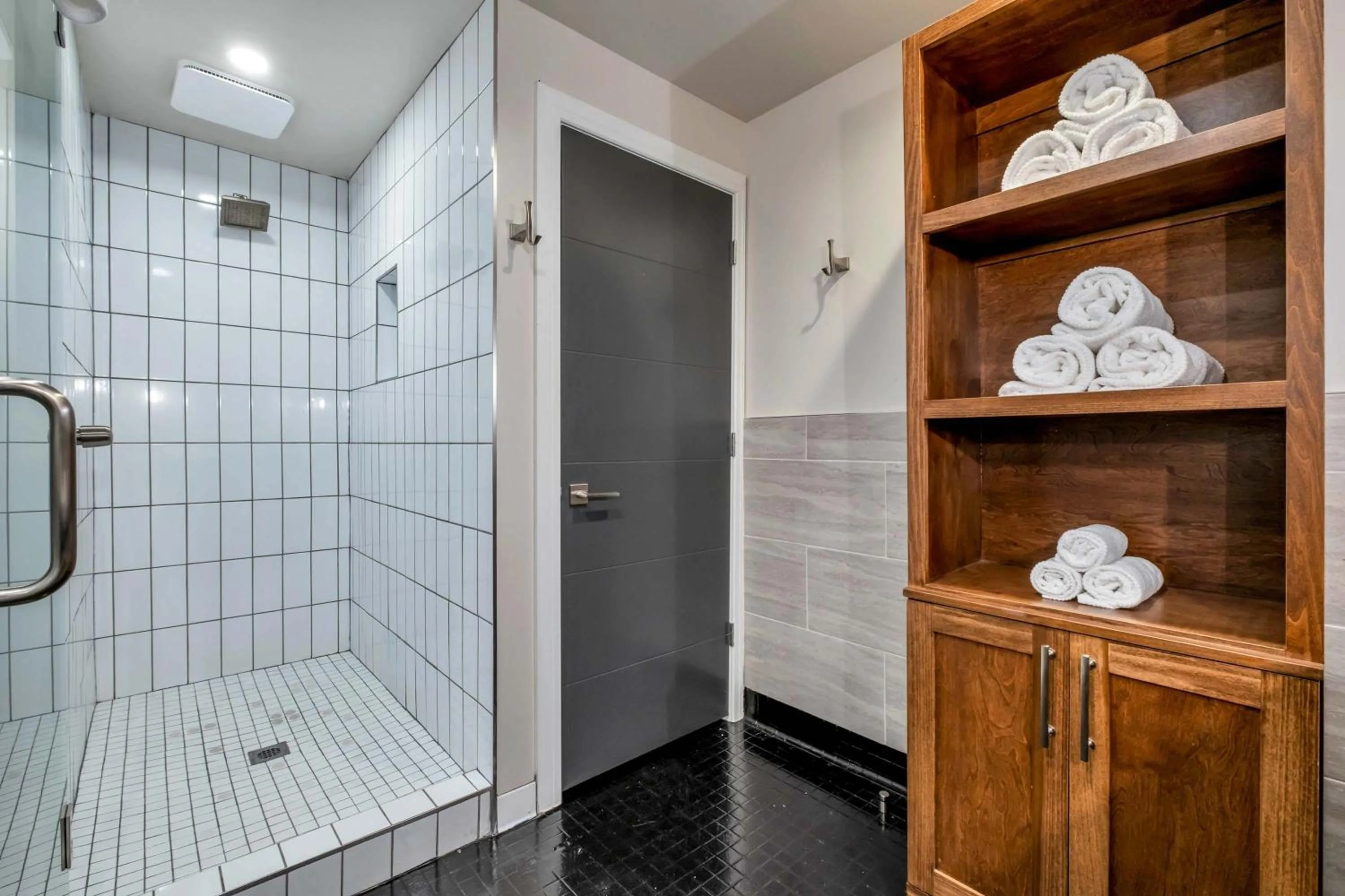 Skyline Suite with Penthouse & Rooftop Deck 6BR by Maddox Hotel