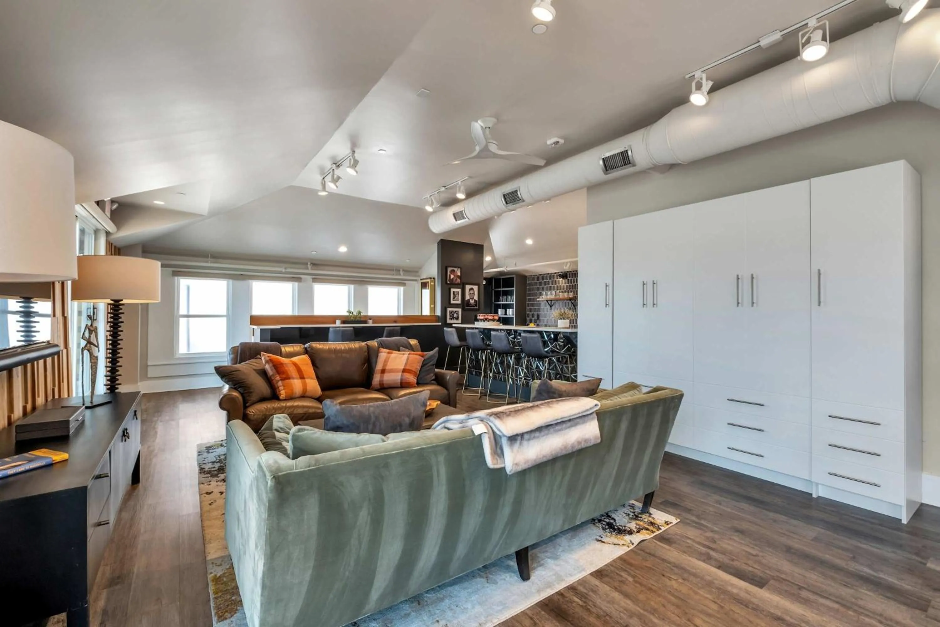 Skyline Suite with Penthouse & Rooftop Deck 6BR by Maddox Hotel